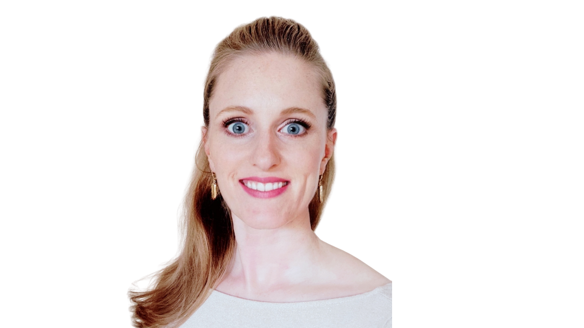 Porträt einer lächelnden Frau mit hellblauen Augen, langen roten Haaren, goldenen Ohrringen und weißem Oberteil vor schwarzem Hintergrund.