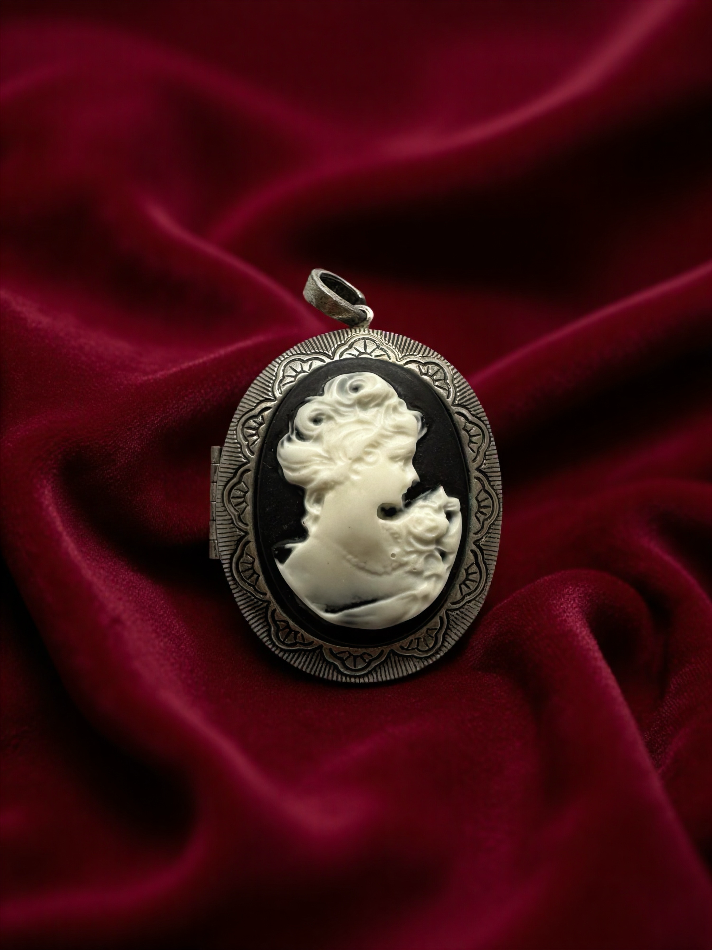 Vintage Oval Cameo Style Locket Pendant