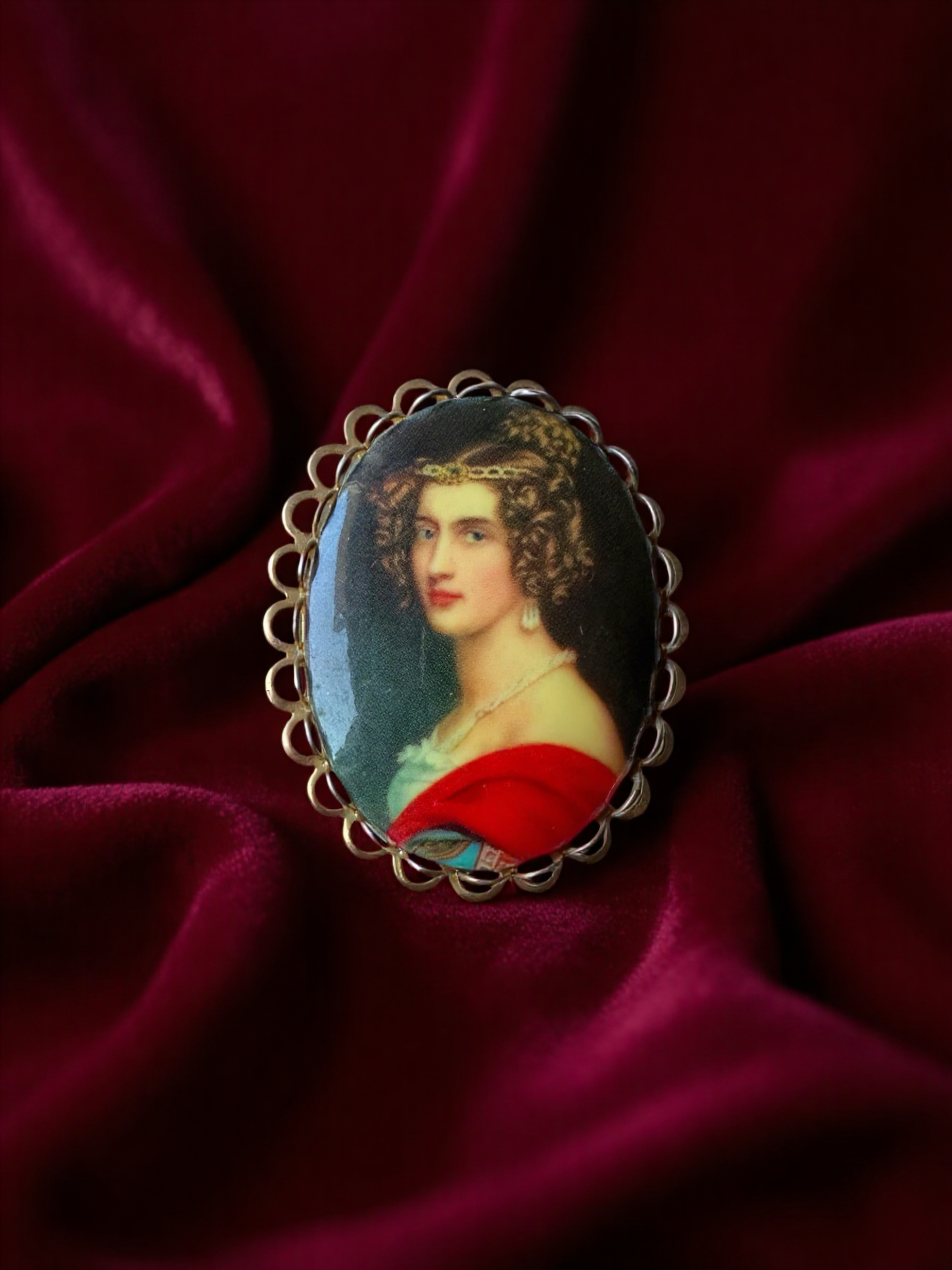Vintage Portrait Brooch Lady Amalia von Schintling Gold-tone Brooch