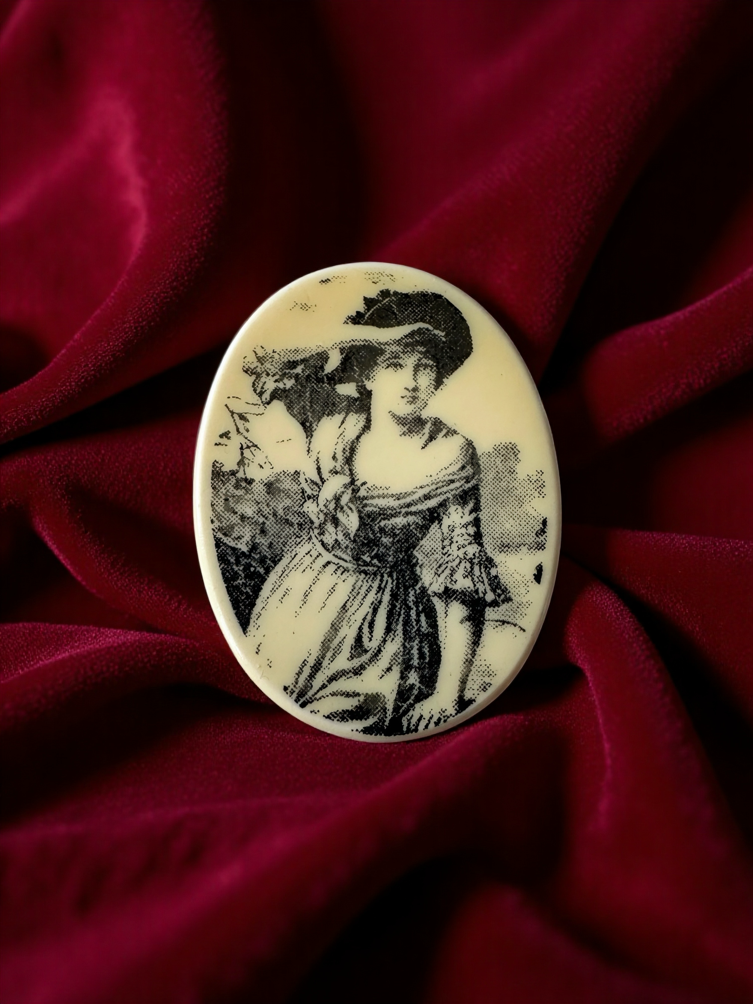 Vintage  70s Oval WG Brooch