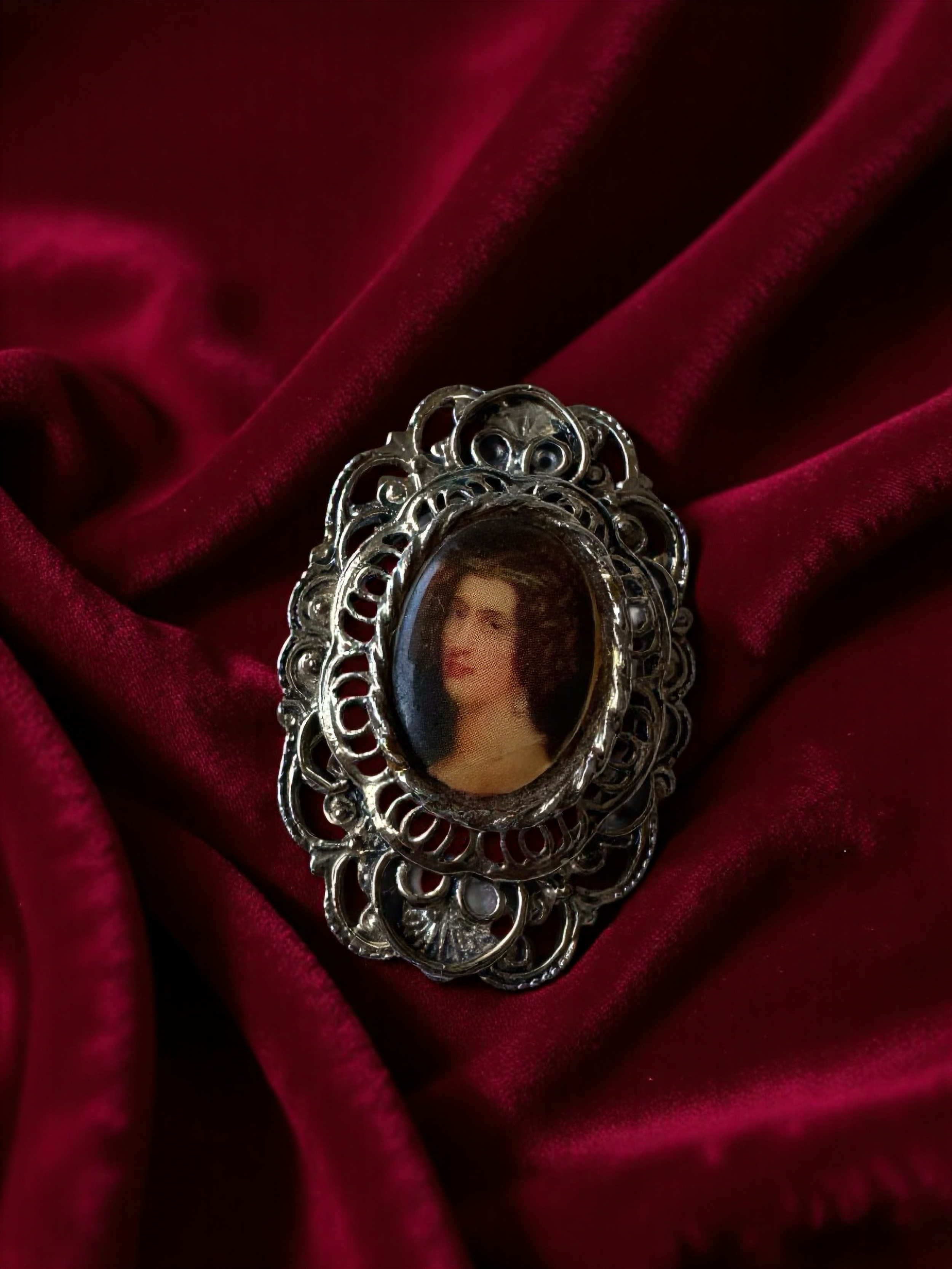 Vintage 1950s Gerry’s gold-tone Victorian Cameo Brooch