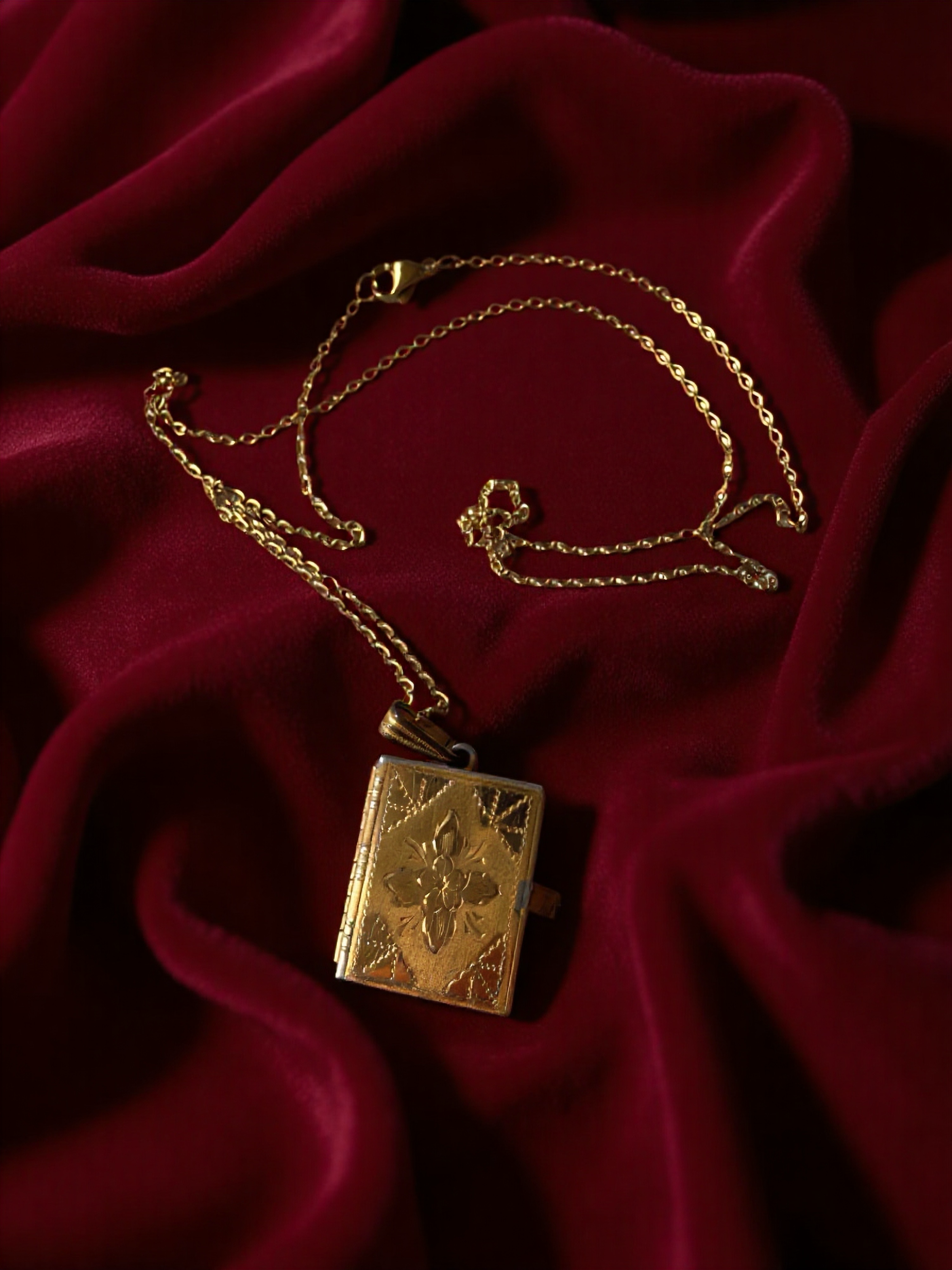 Vintage  Keepsake Pendant Six-Picture Memory Locket