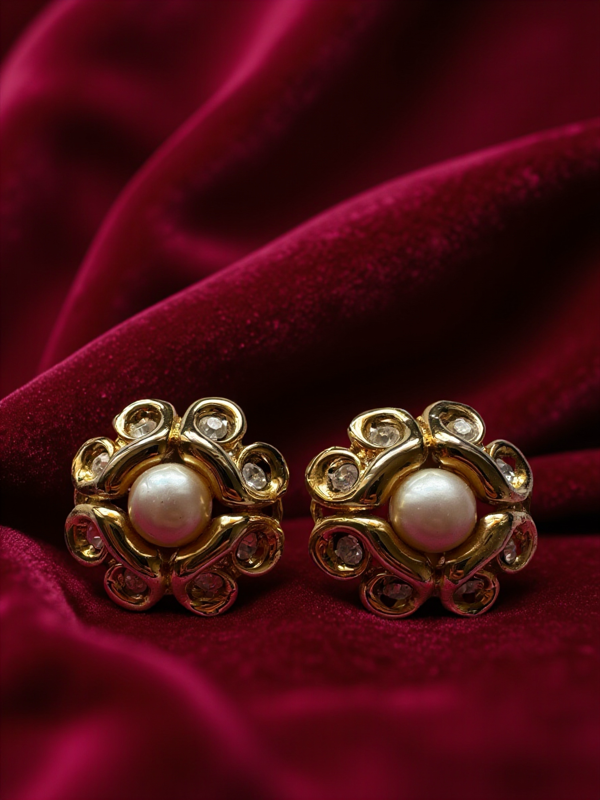 Goldtone 90s Clip on Earrings