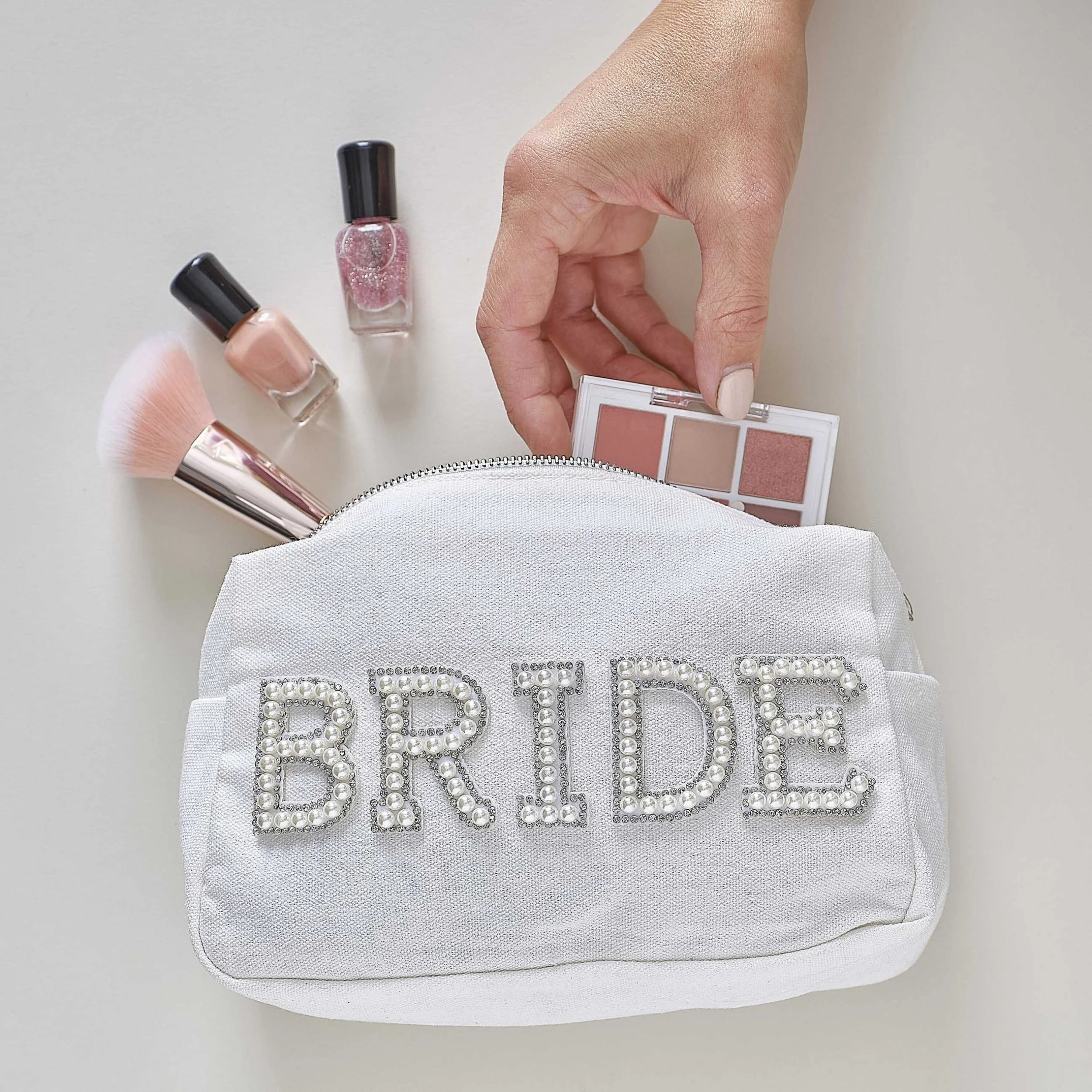 Productos imprescindibles en el neceser de retoque de la novia: la guía definitiva