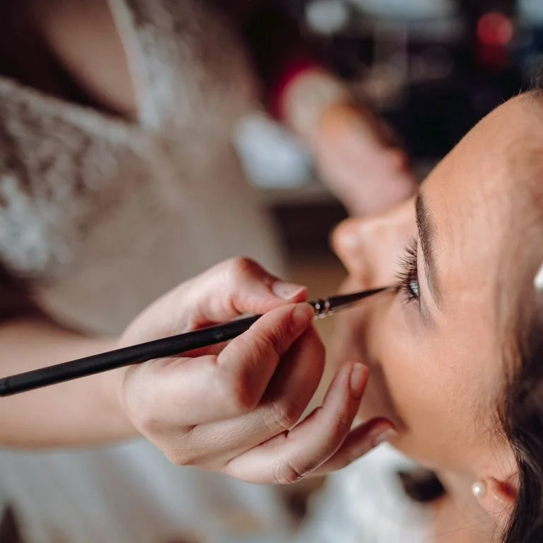 Cualidades de un buen profesional del maquillaje y la peluquería: claves para elegir y destacar