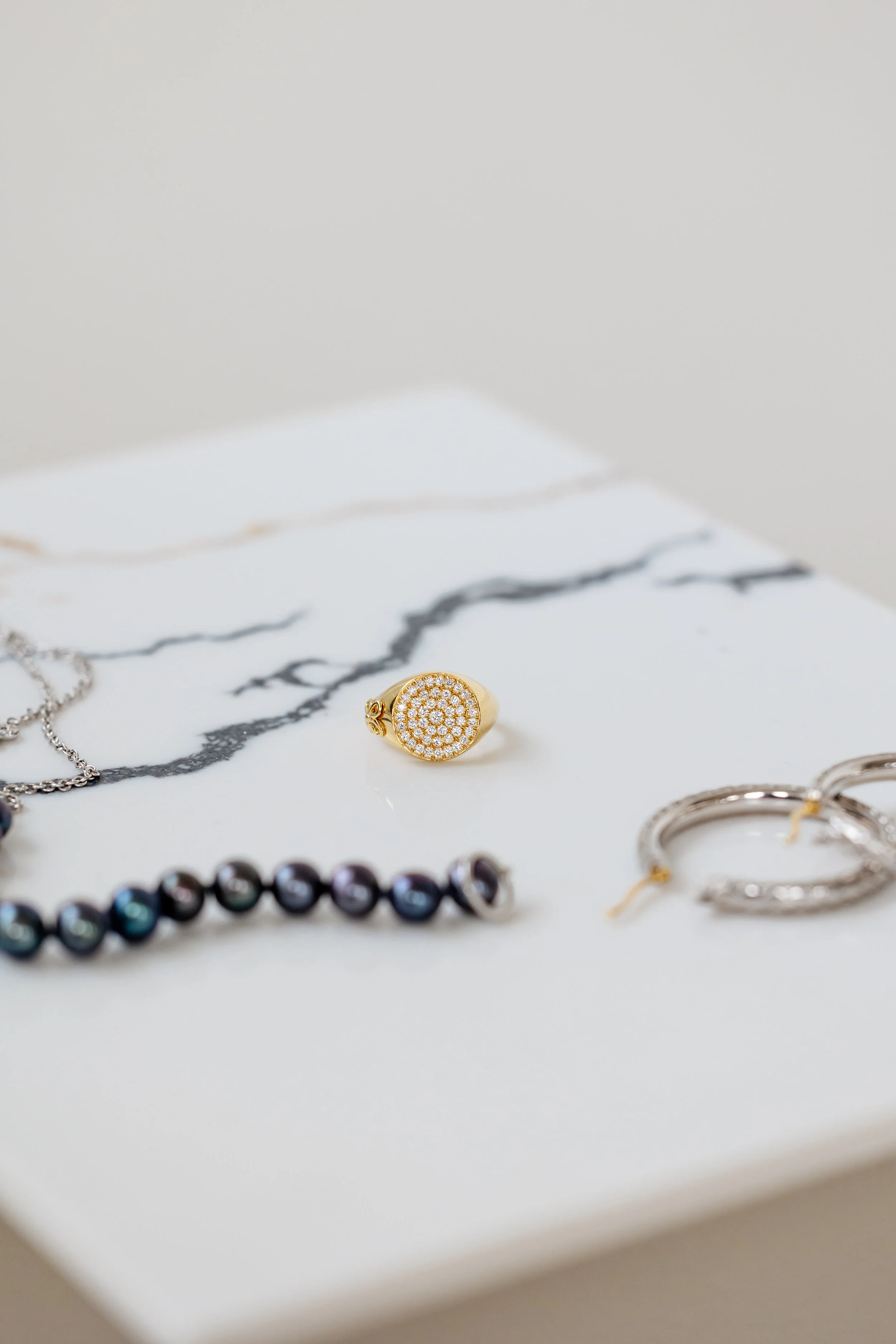 Gli errori più comuni nello styling dei gioielli e come indossarli con sicurezza