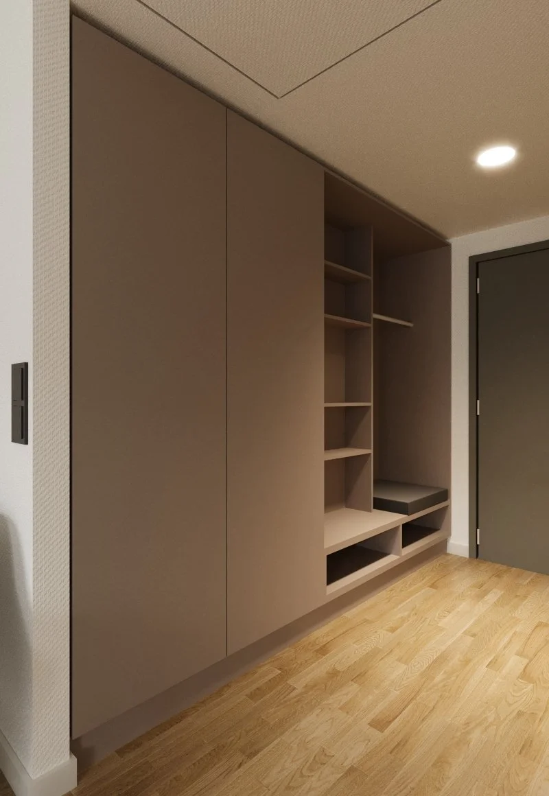 Hochwertiger, moderner Einbauschrank aus Holz mit offenen Regalen und Sitzbank in einem Flur oder Vorraum.