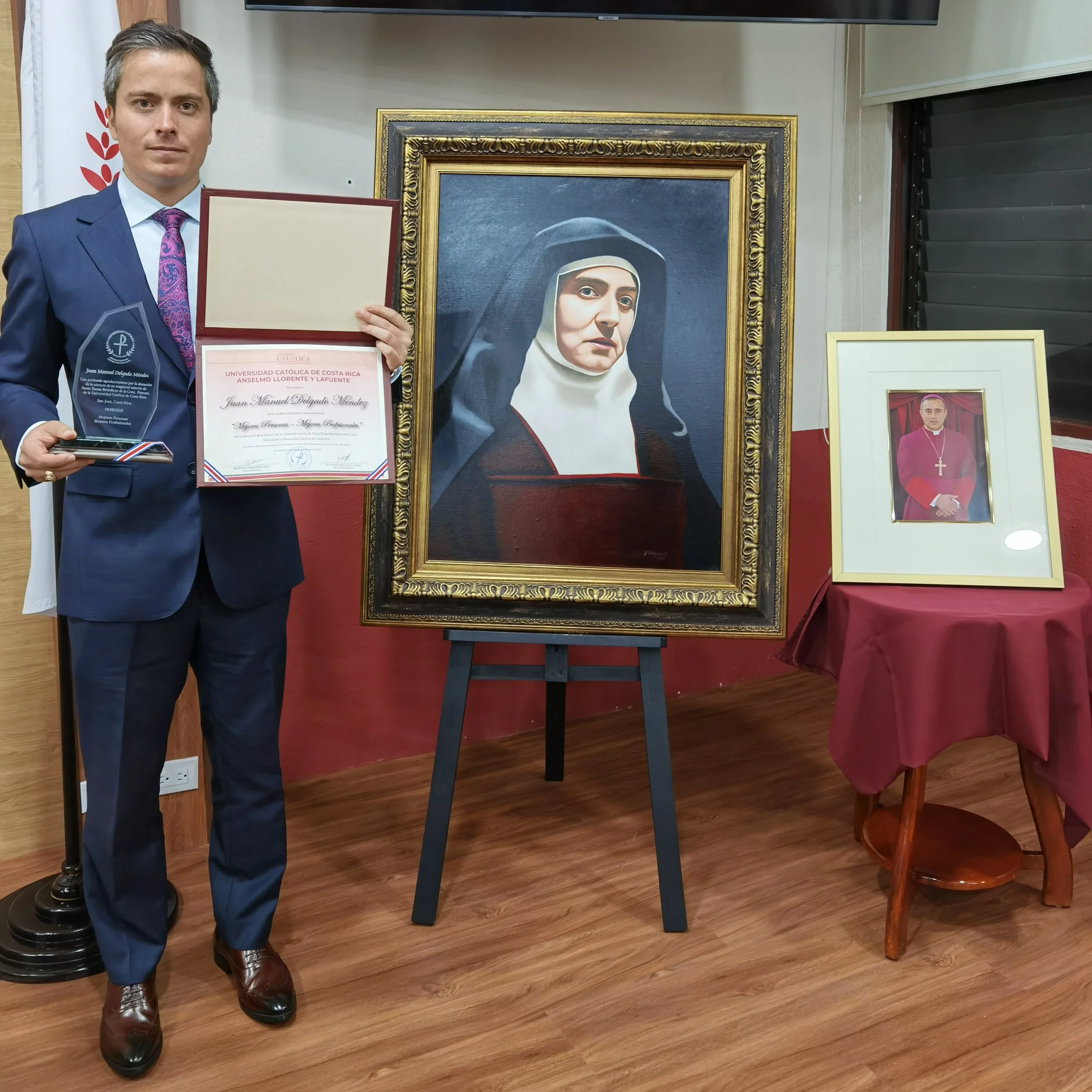 On the occasion of the XXX Anniversary of the Catholic University of Costa Rica, the artist Juan Manuel Delgado had the distinct honor of presenting a portrait of Saint Edith Stein to the institution. This original oil painting now graces the walls o