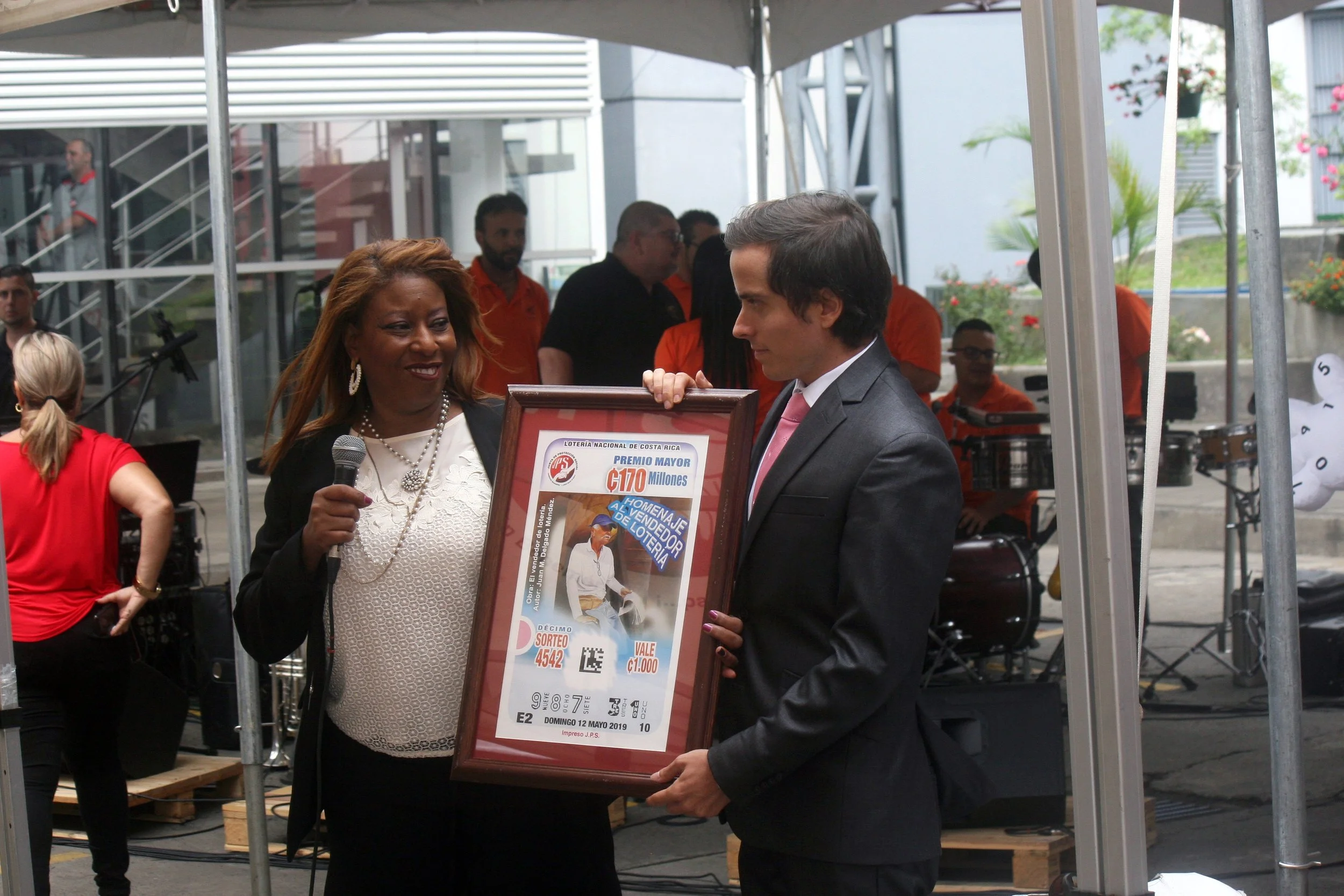 On May 12, 2019, the President of the Social Protection Board, Mrs. Esmeralda Britton, presented an enlarged and framed copy of a Tenth of the National Lottery draw to me. The face of the lottery depicts the phrase: “Tribute to the Lottery Seller” wh