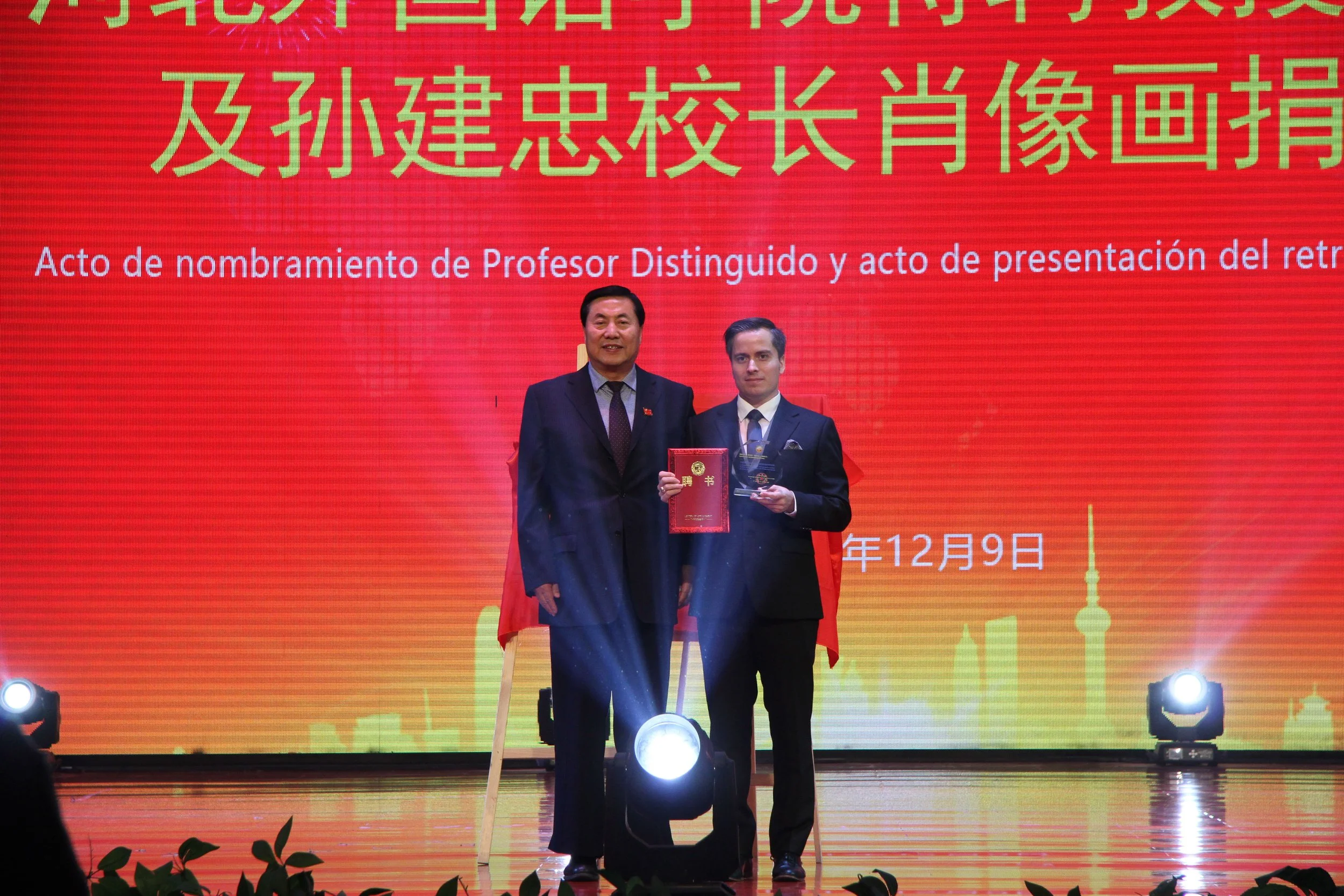 On December 9, 2021, the artist Juan Manuel Delgado was honored to receive the appointment of “Distinguished Professor” from the prestigious Hebei University of International Studies. This distinction reflects a recognition of his artistic achievemen