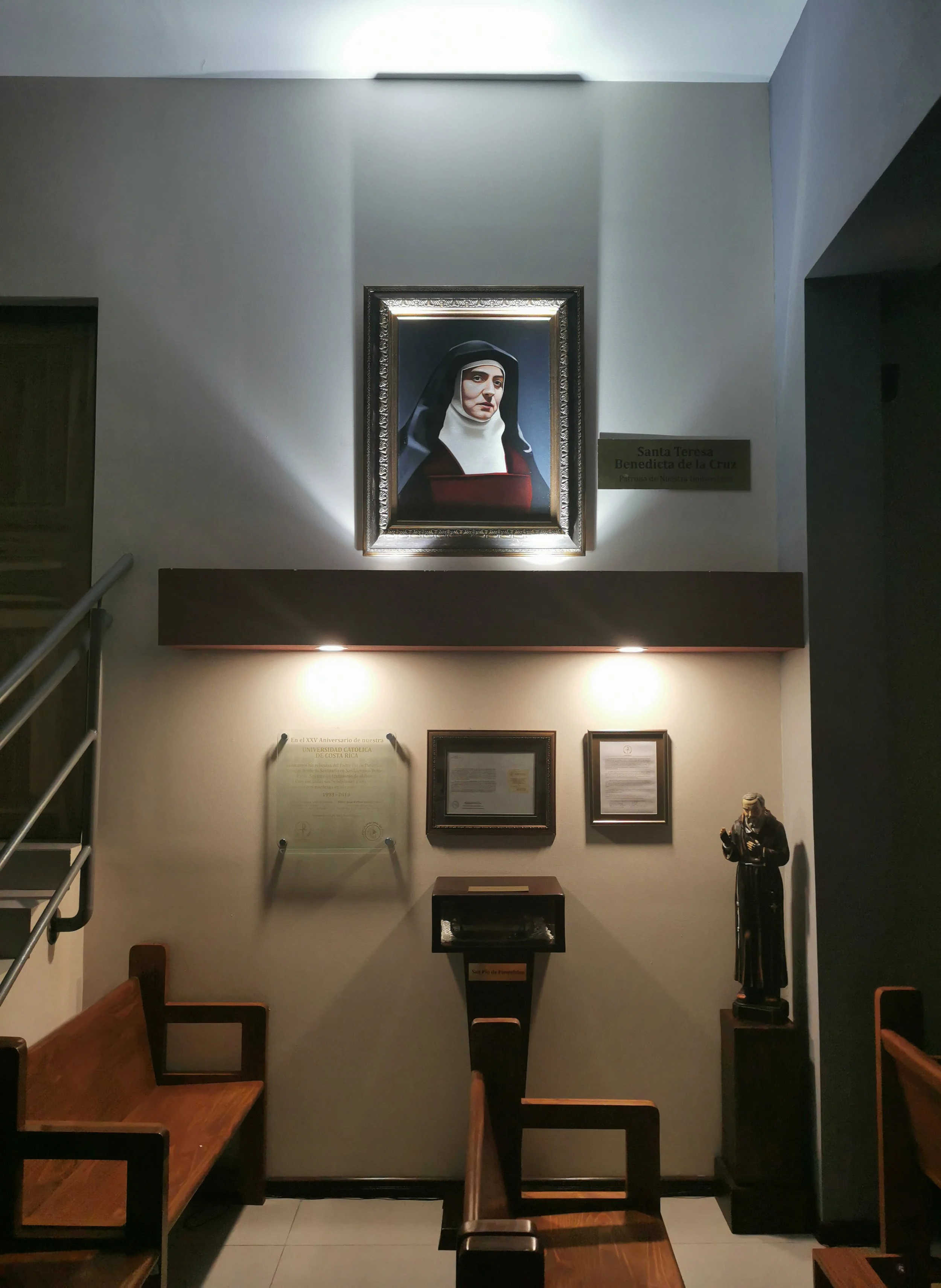 On the occasion of the XXX Anniversary of the Catholic University of Costa Rica, the artist Juan Manuel Delgado had the distinct honor of presenting a portrait of Saint Edith Stein to the institution. This original oil painting now graces the walls o