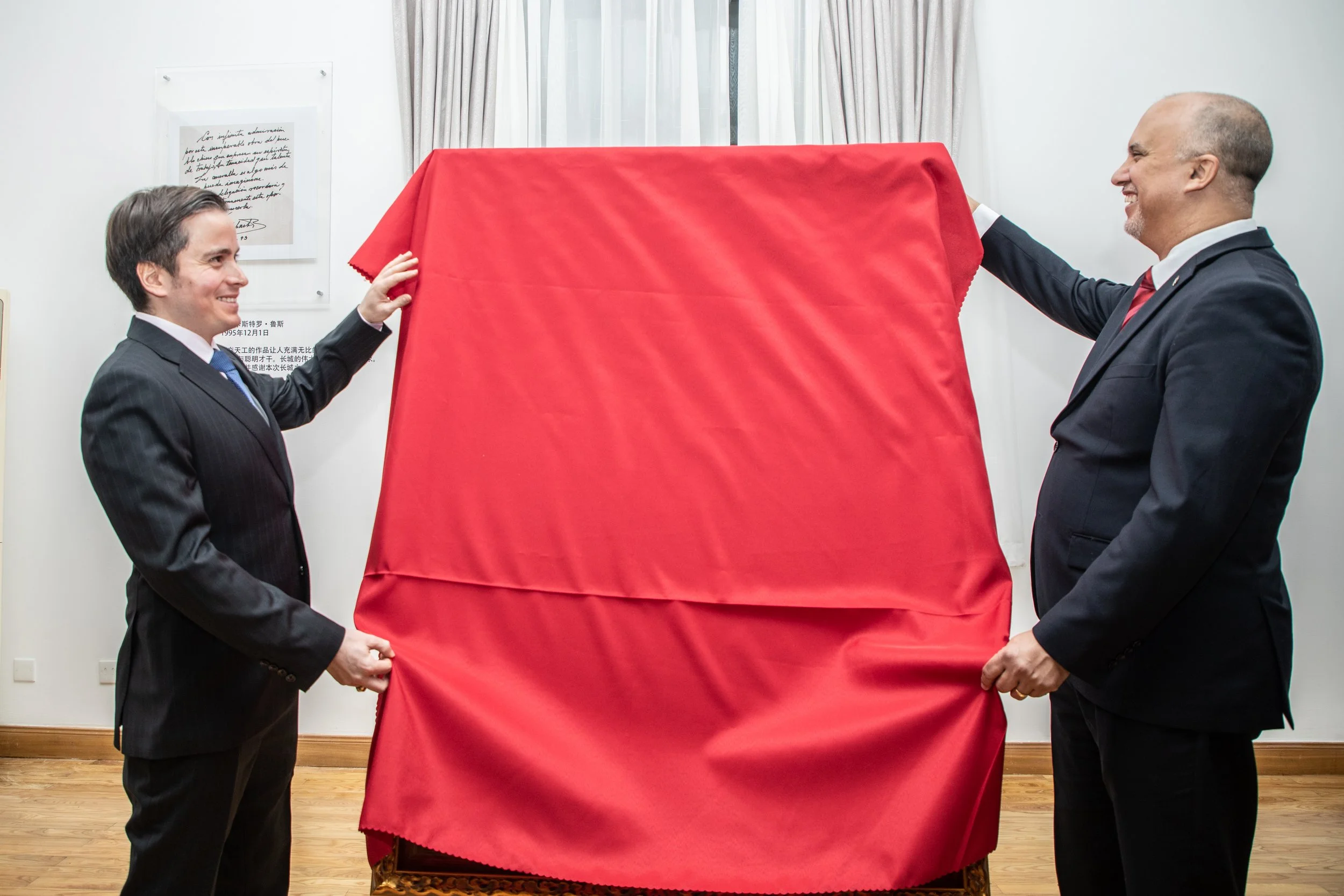 Oil Painting of Cuban Leader Fidel Castro Ruz, received by H.E. Carlos Miguel Pereira, Ambassador of the Republic of Cuba to the People’s Republic of China, for the newly renovated “Fidel Room” at the Embassy of the Republic of Cuba in the People’s R