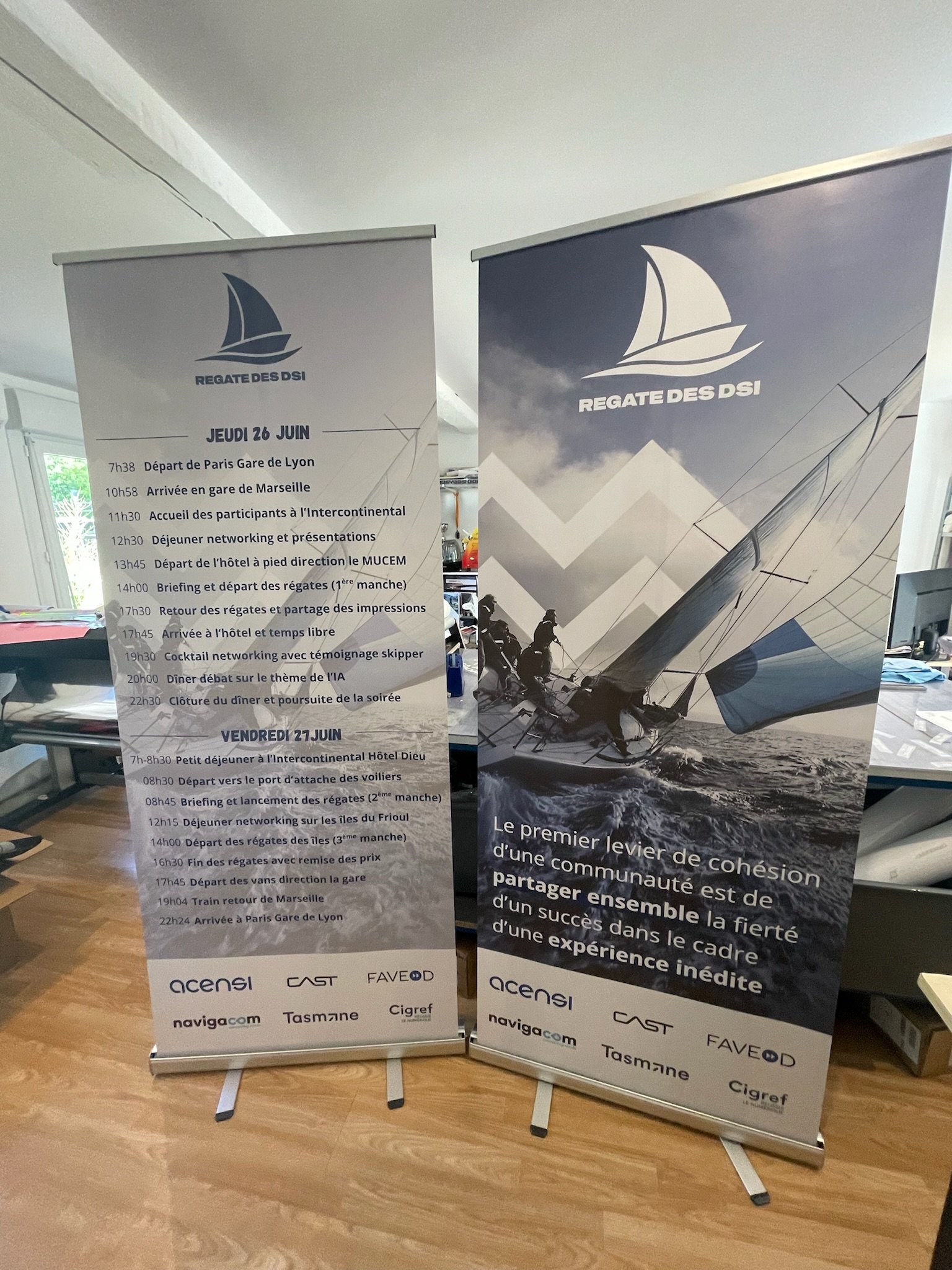Deux panneaux d'affichage de la régate des DSI, avec le programme détaillé de l'événement et une image de voiliers en mer.
