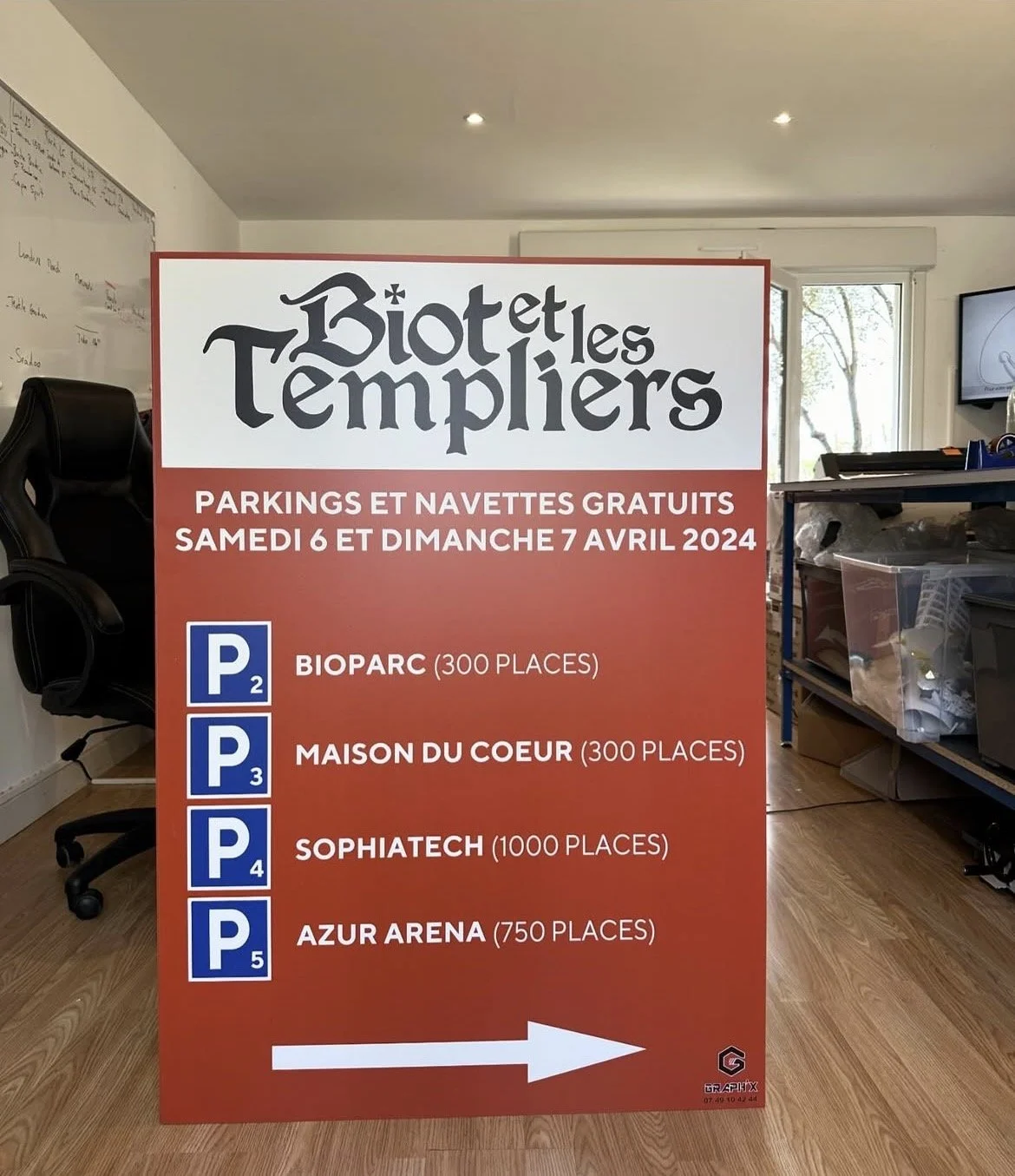 Affiche annonçant l'événement Biot et les Templiers, avec dates du 6 et 7 avril 2024, mention de parkings gratuits, avec listes des lieux de stationnement : Bioparc, Maison du Cœur, Sophiatech, et Azur Arena, et indication de direction par une flèche blanche.
