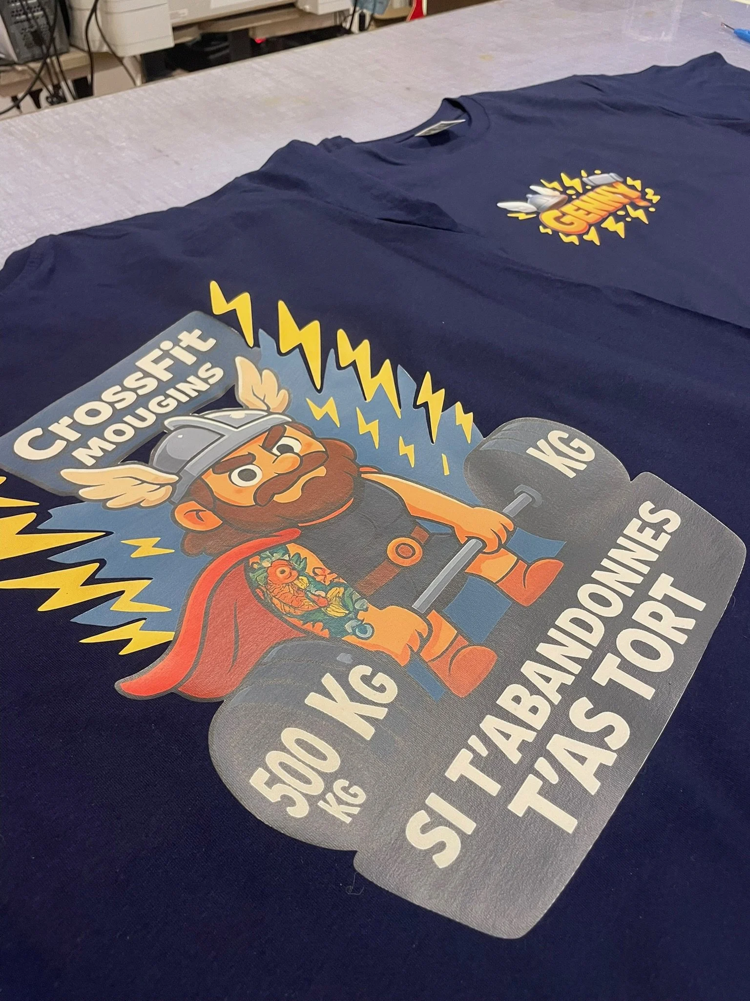 Tapis de pesée avec une publicité pour CrossFit Moughins représentant un viking avec une barbe, un casque et un bouclier, entouré d’éclairs et de textes promotionnels.