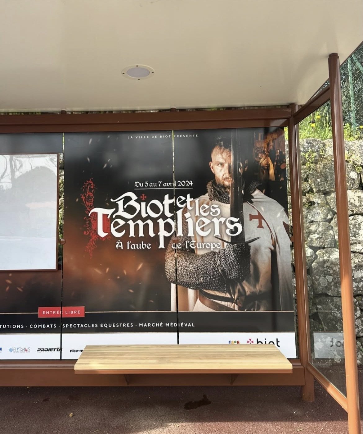 Une affiche pour l'événement "Biot et les Templiers" qui a lieu du 5 au 7 avril 2024, présentant un homme en costume de chevalier médiéval avec un fond sombre, des flammes et des éléments médiévaux, à Biot, en Provence-Alpes-Côte d'Azur, France.