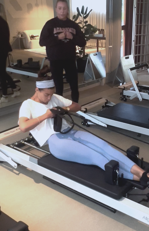 Pilatesinstruktör instruerar semi-privat pass
