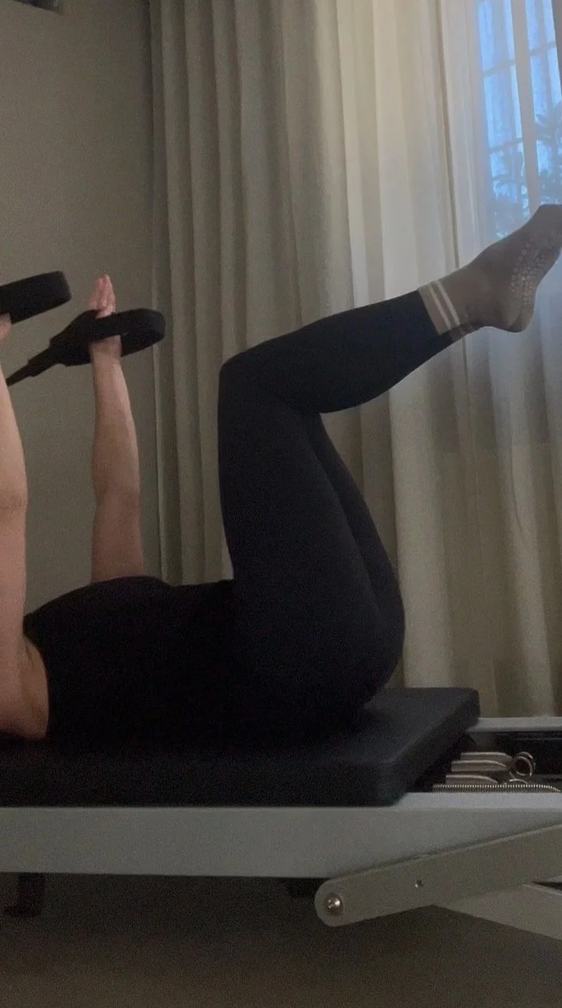 Reformer Pilates med arms in straps i kontrollerat tempo