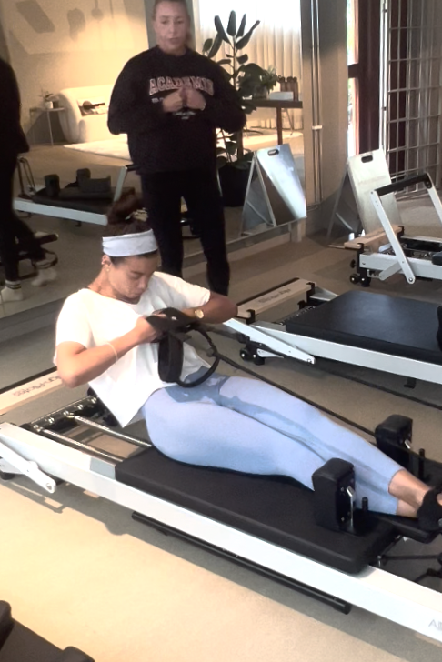Pilatesinstruktör instruerar semi-privat pass