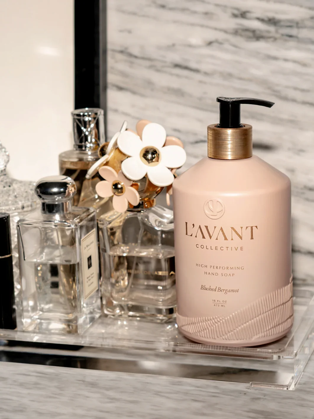 blushed_bergamot_hand_soap_on_tray_in_bathroom_2048x.png.webp