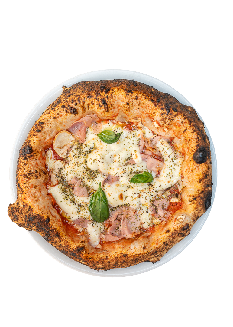 Pizza avec fromage, jambon, basilic, et épices, dans une assiette