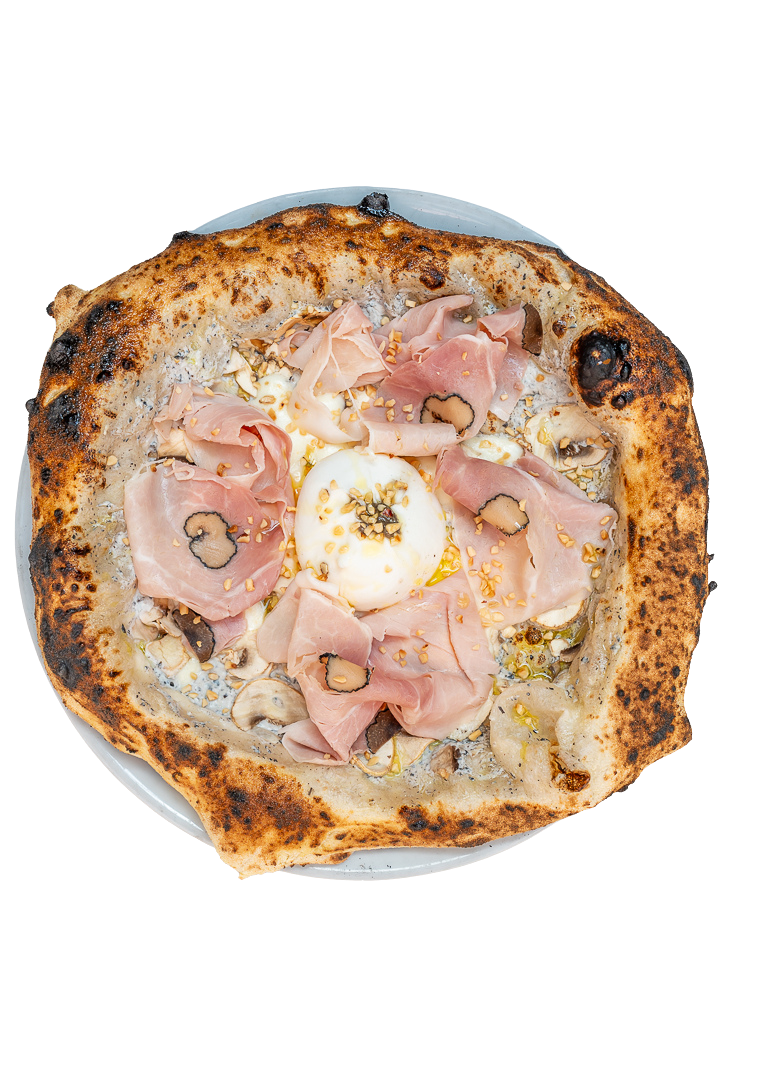 Pizza garnie de jambon, champignons, œuf au centre, et parsemée de graines.
