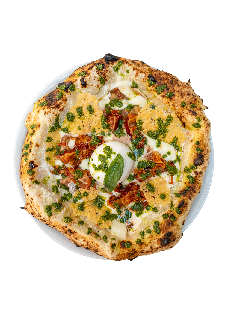 Pizza avec œuf, basilic, pesto, parmesan, tomates, et crème