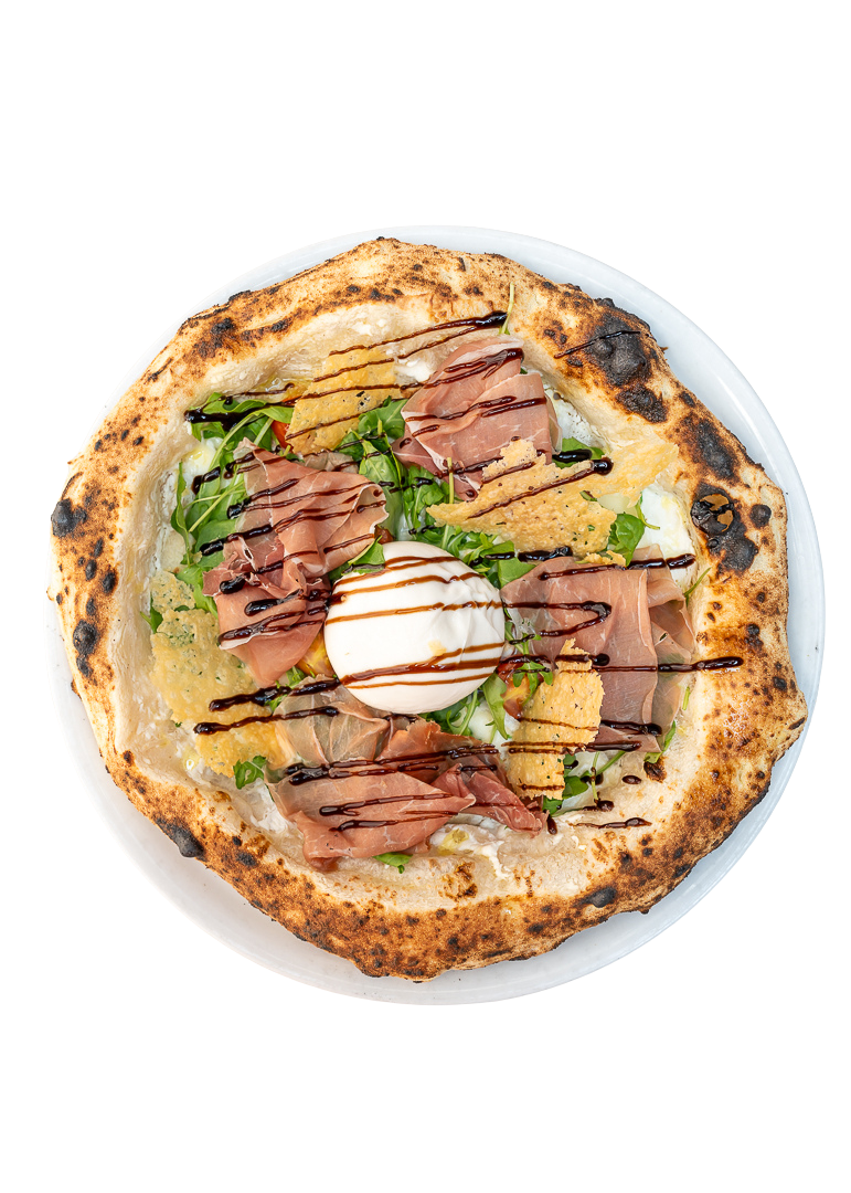 Pizza avec mozzarella, roquette, jambon cru, parmesan, œuf, feuilles vertes, et sauce balsamique.