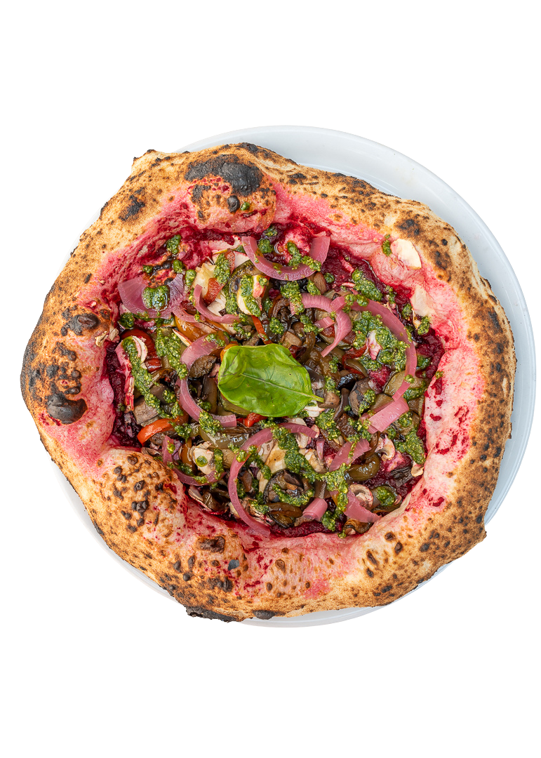 Pizza avec croûte carbonisée, garnie de sauce tomate, d'oignons rouges, de champignons, d'herbes fraîches et d'une feuille de basilic.