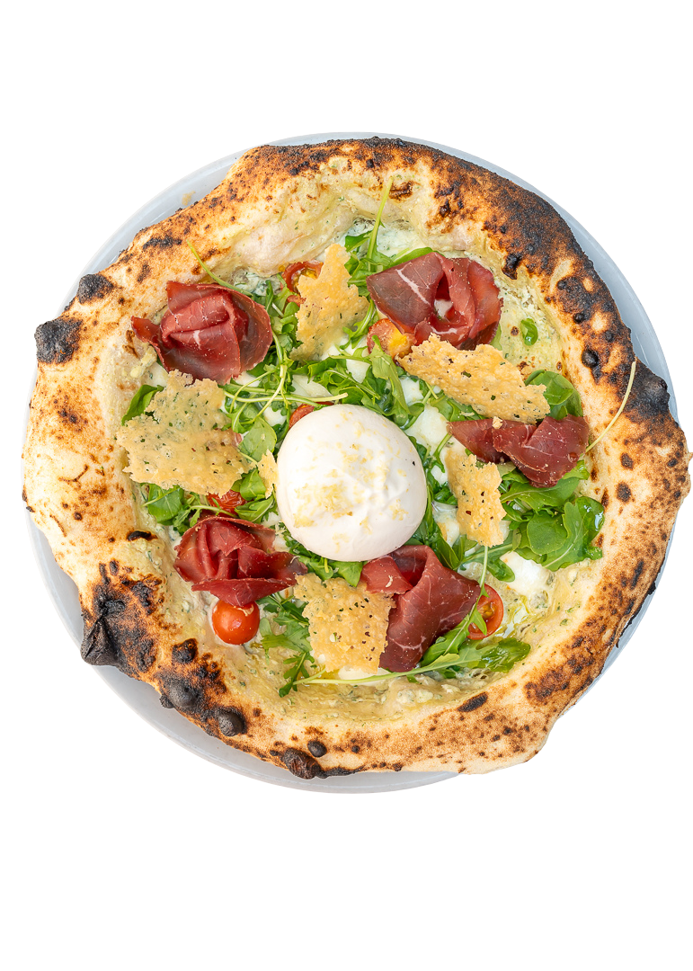 Pizza garnie d'un œuf, roquette, jambon cru, parmesan et tomates cerises.