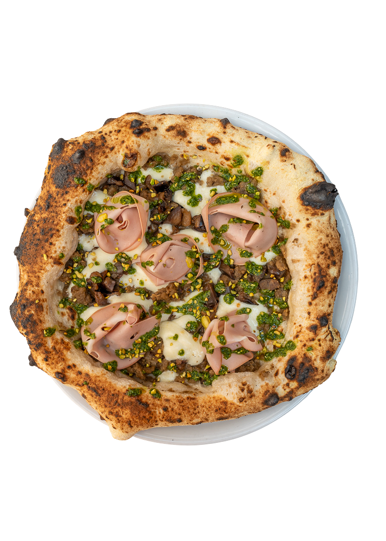 Pizza avec pâte cuite, garnie de morceaux de viande, d'olives, de fromage fondant, de roquette, et de fines tranches de jambon.