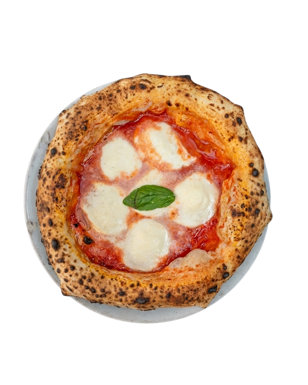 Pizza margherita avec tomate, mozzarella et basilic sur un fond noir.