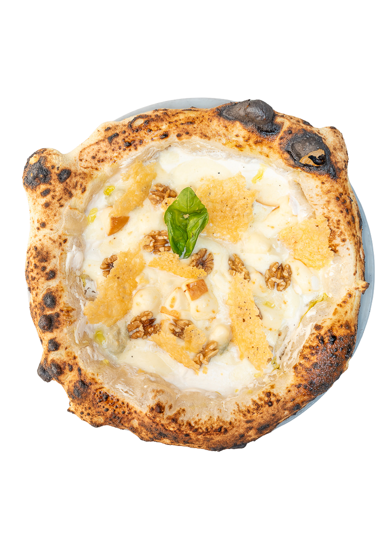 Pizza blanche avec crème, fromage, noix, morceaux de pousses d'épinard, feuilles de basilic et tranches de parmesan.