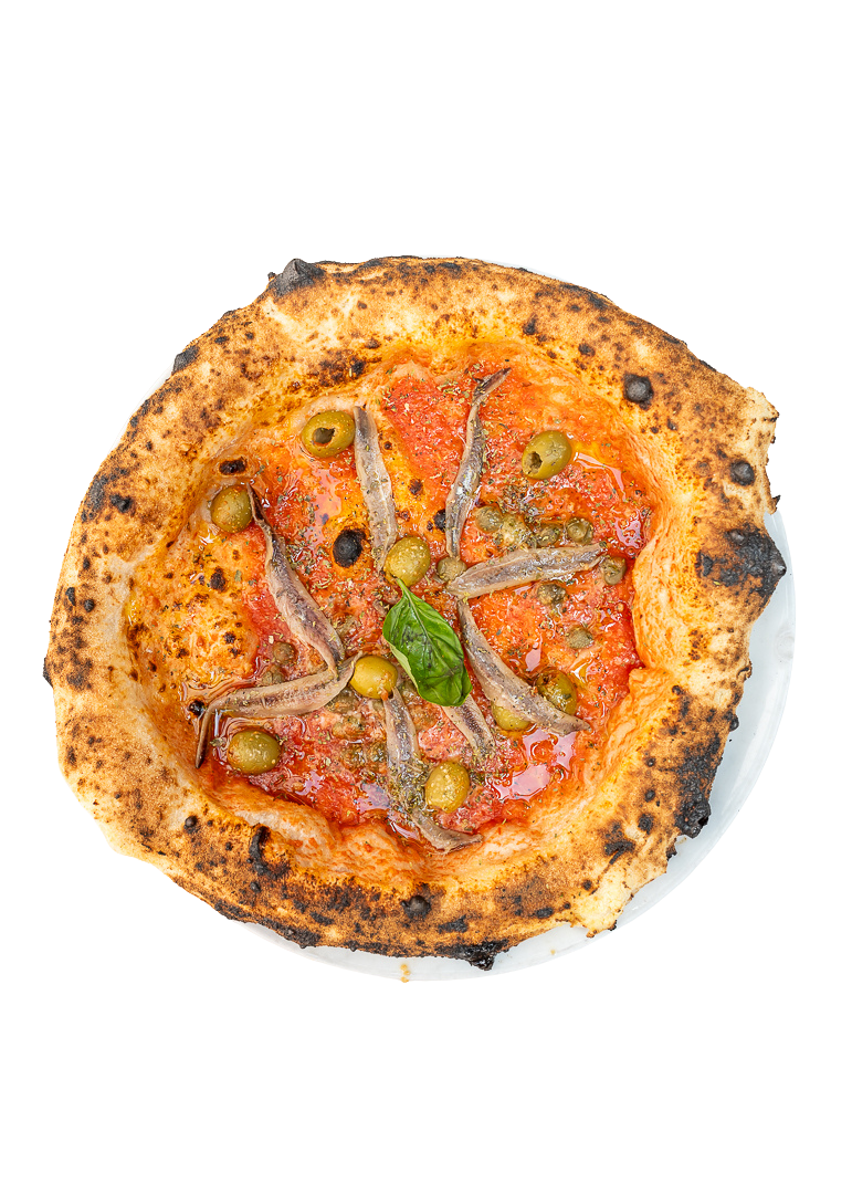 Pizza avec sauce tomate, olives vertes, anchois, et une feuille de basilic
