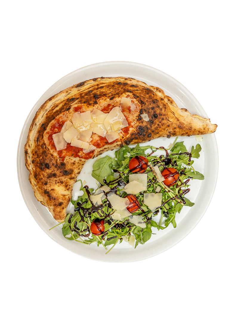 Une assiette avec une part de pizza au jambon et fromage, accompagnée d'une salade verte avec des tomates cerises, des copeaux de fromage et une vinaigrette