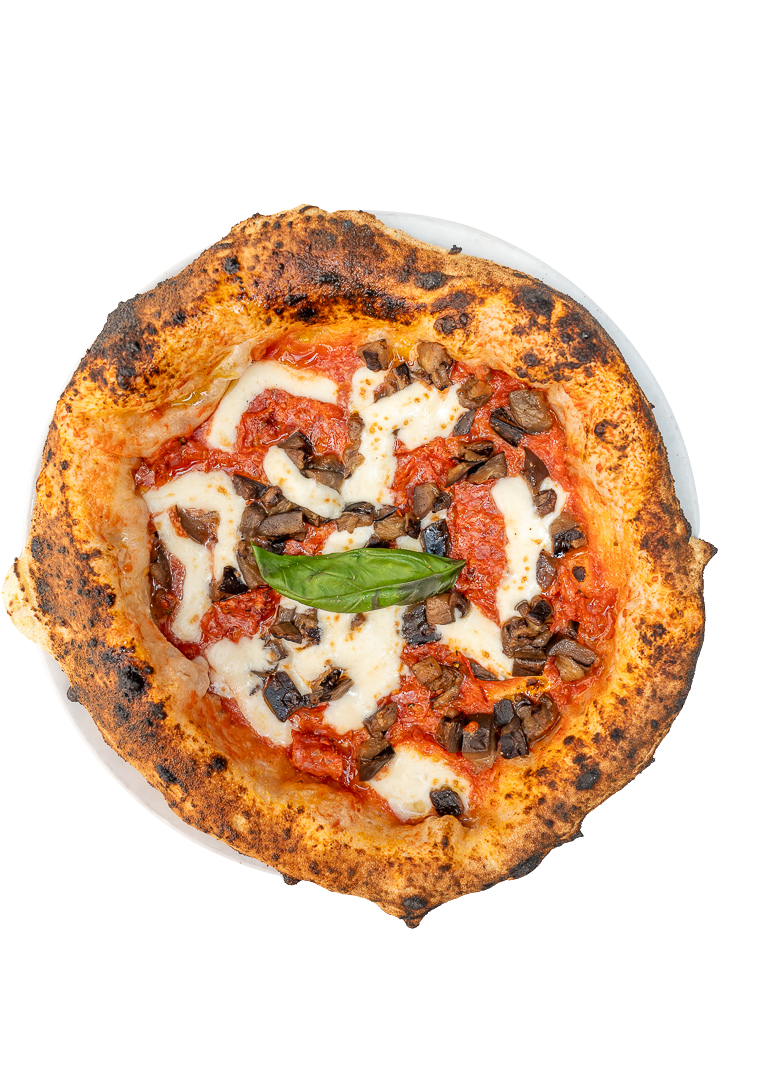 Une pizza avec une croûte brûlée, garnie de fromage, de tomate, de champignons en dés et d'une feuille de basilic.