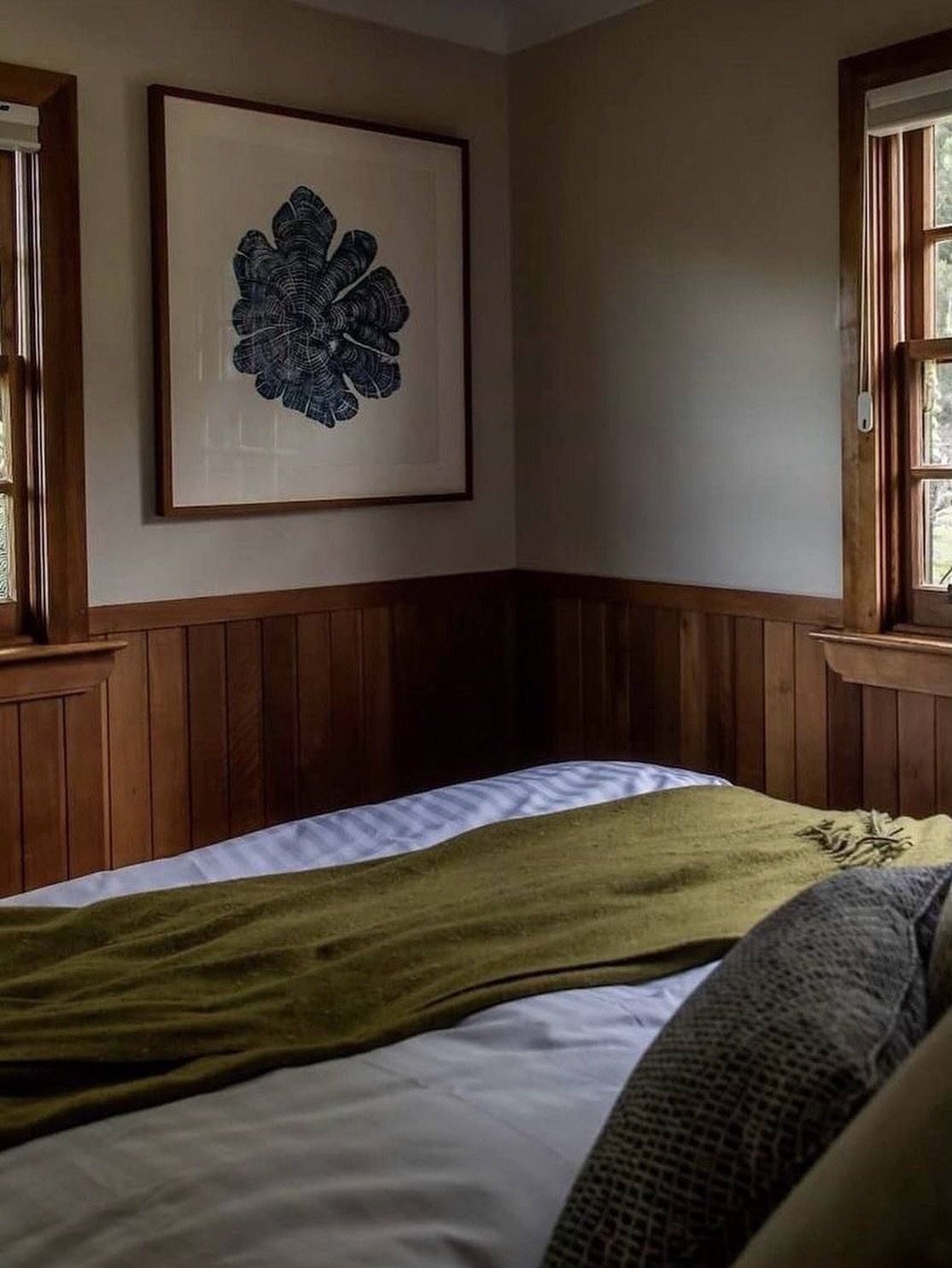 Friday Find! 

That artwork, a cross section of a tree trunk. Such a beautiful not to nature! Then the wood panelling grounding the room, the olive throw that feels so considered with those warm timber frames, and greenery through both windows. I lov