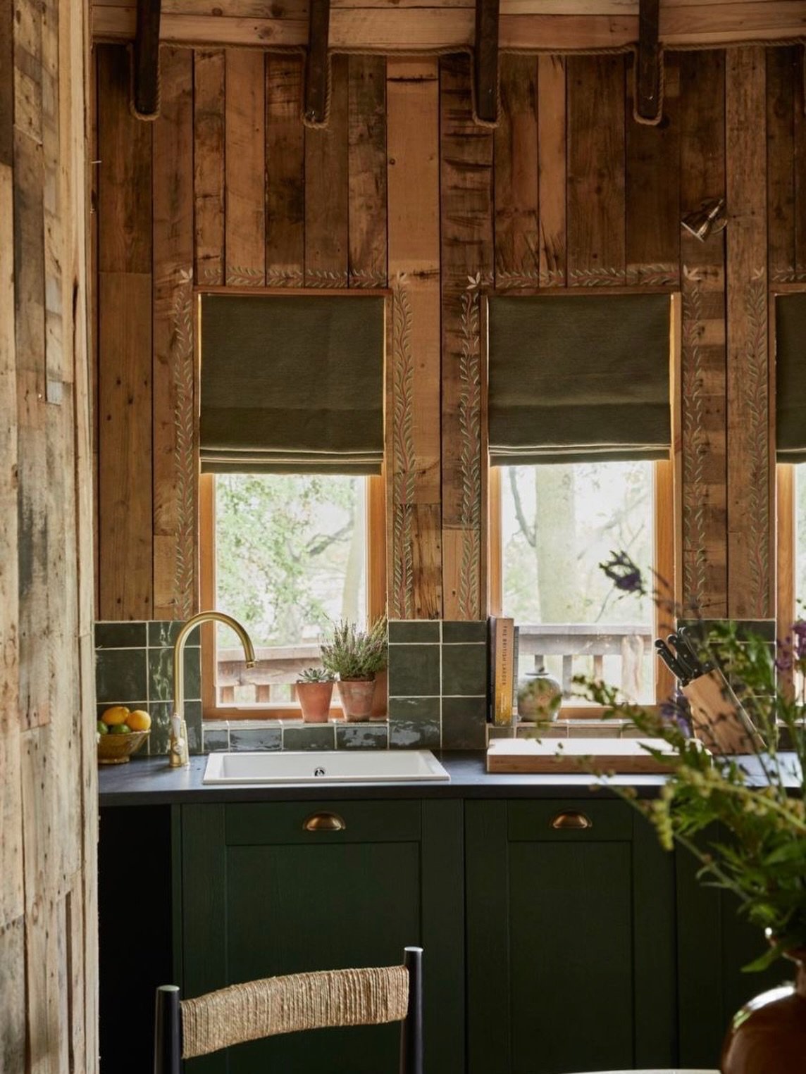 Friday Find! 

This kitchen by @isabellaworsley has been on my mind all week. Green and wood&hellip; this combination just echoes what&rsquo;s outside the window. Most chalets default to all-wood kitchens, and sometimes that works beautifully. But so