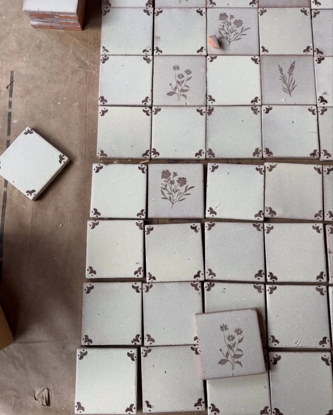 Hunting for vanity units and mirrors this week. Haven&rsquo;t found the right ones yet, but the search is half the fun! The @devolkitchens brochure arrived and honestly it didn&rsquo;t help &mdash; now I want everything in it 🥹