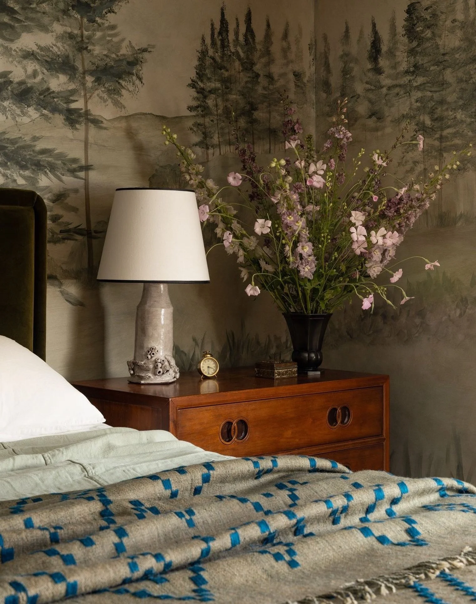Friday Find. 

The mural, the wildflowers, the vintage chest of drawers. Oh, and obviously&hellip; the lamp! Yes, pleasssseeeee! 🤎