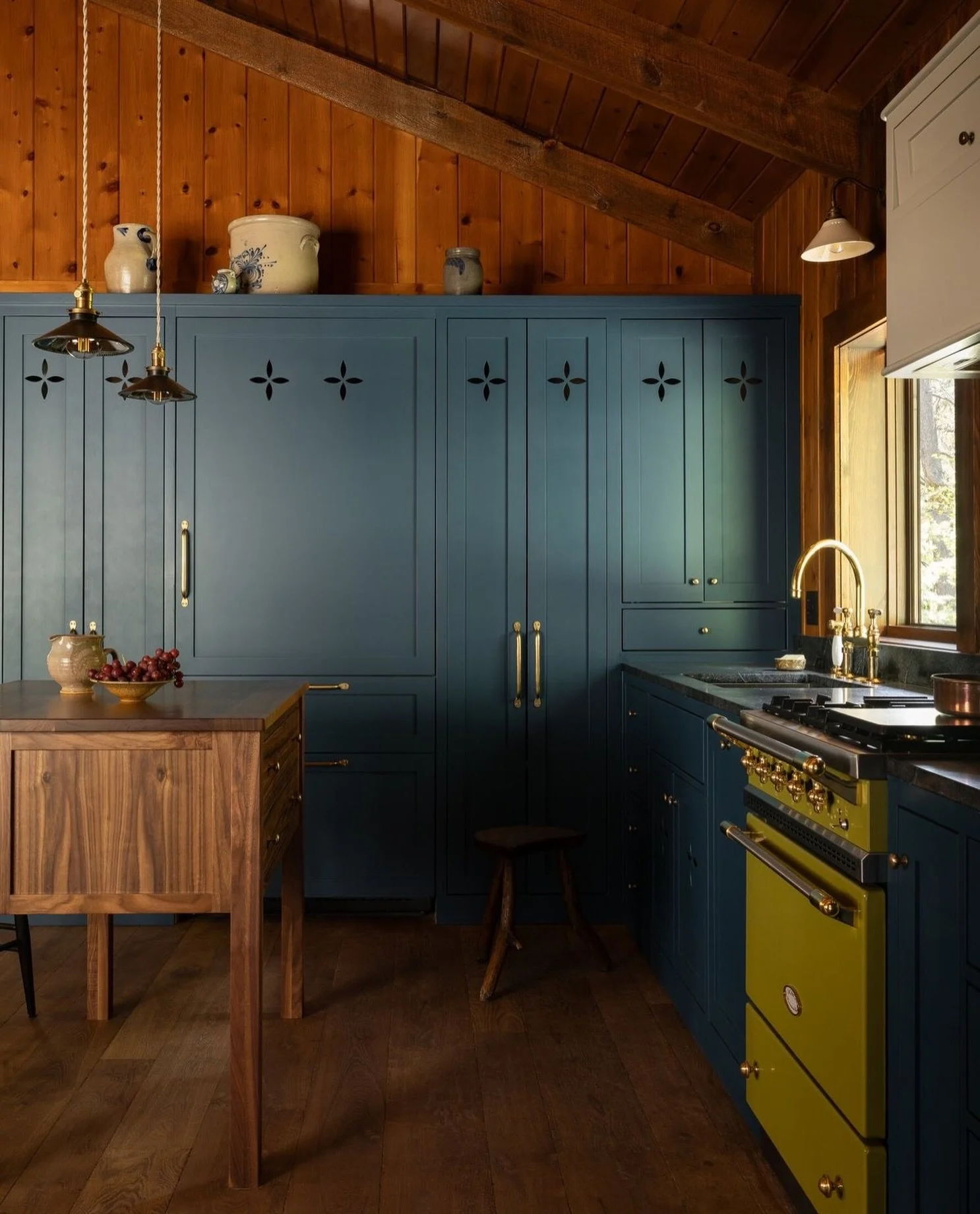 Friday Find!

&hellip; but also not quite a Friday Find because Heidi Caillier is not a discovery. I have been following her work for years. But this Montana Cabins kitchen stopped me yet again. The way she mixes materials and colours is unlike anyon