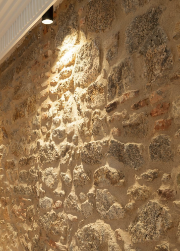 Mur en pierre avec éclairage suspendu