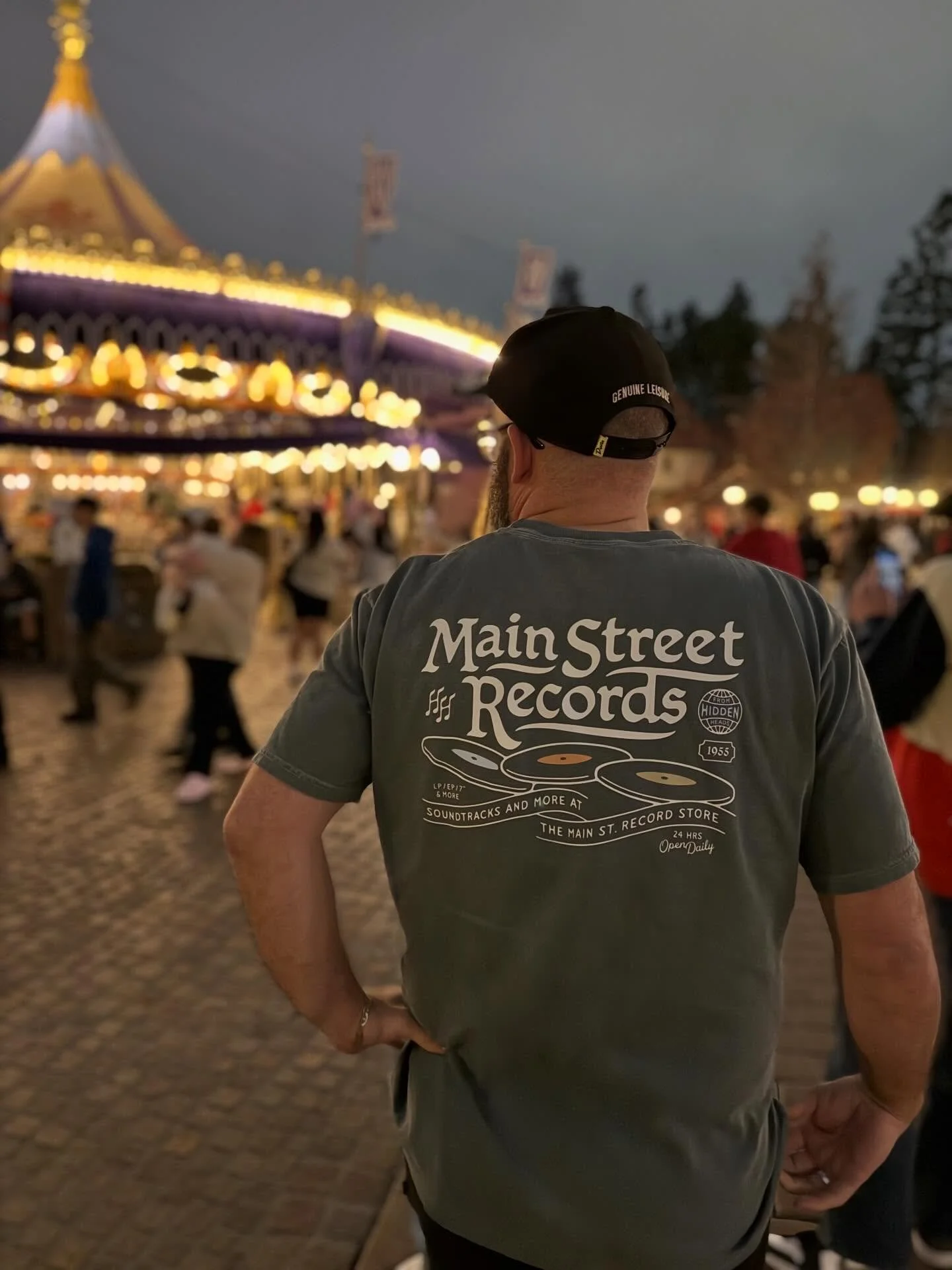 Celebrating late night laps, dusty record bins, and the songs and sounds that fill the Park.

🎧 @suburbanlegends 
👨🏼&zwj;🎨@wildeandco

#disneyshirts
#disneyoutfit
#disneystyle
#disneymusic
#disneysmallshop