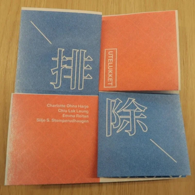 Folded pamphlet with a blue and red cover, featuring white Chinese characters and the word 'Utelukket.' List of authors including Charlotte Ohna Harjo, Chiu Lok Leung, Emma Reitan and Silje S. Stomperudhaugen
