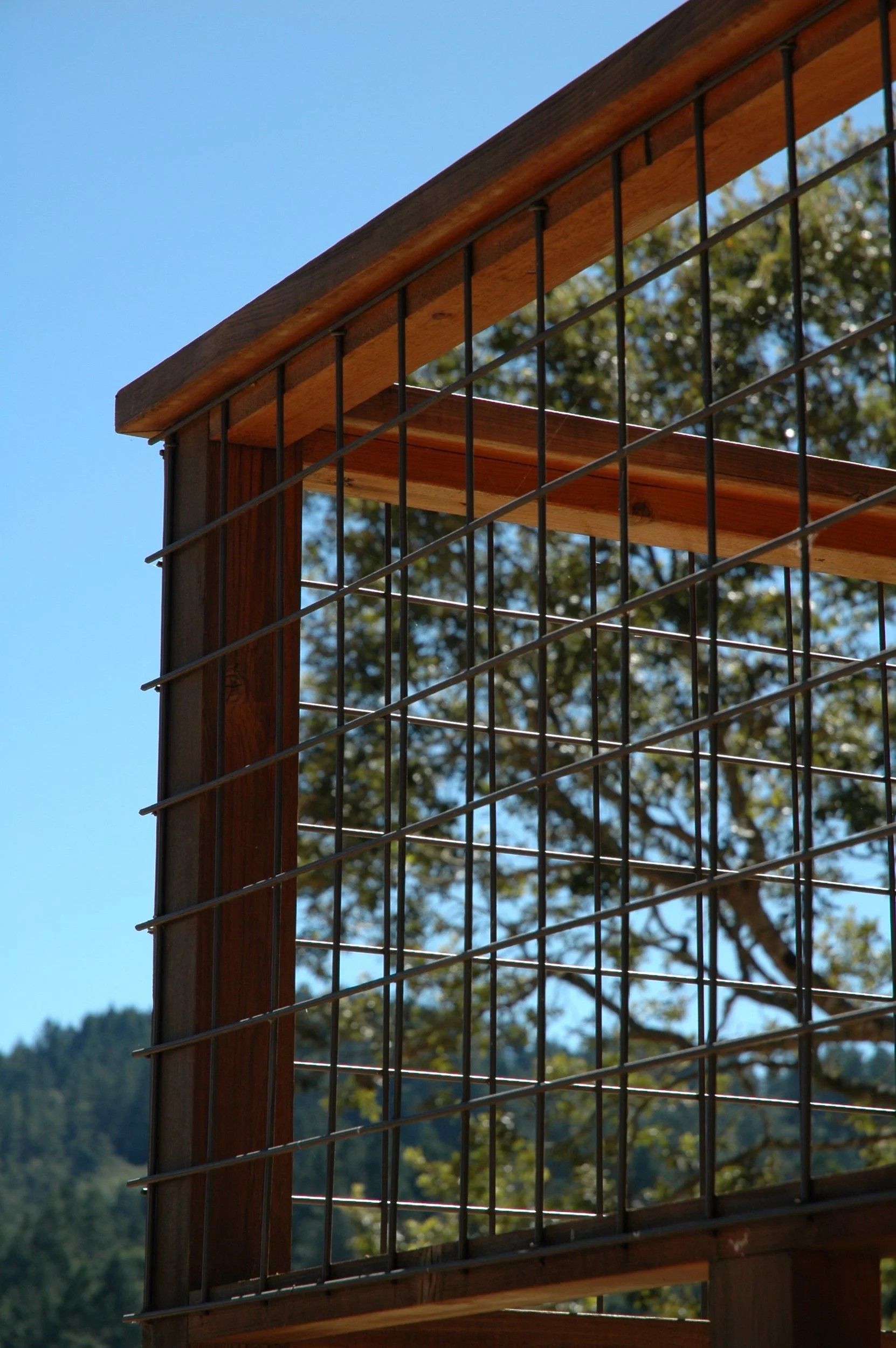 Wood railing with hog wire infill detail