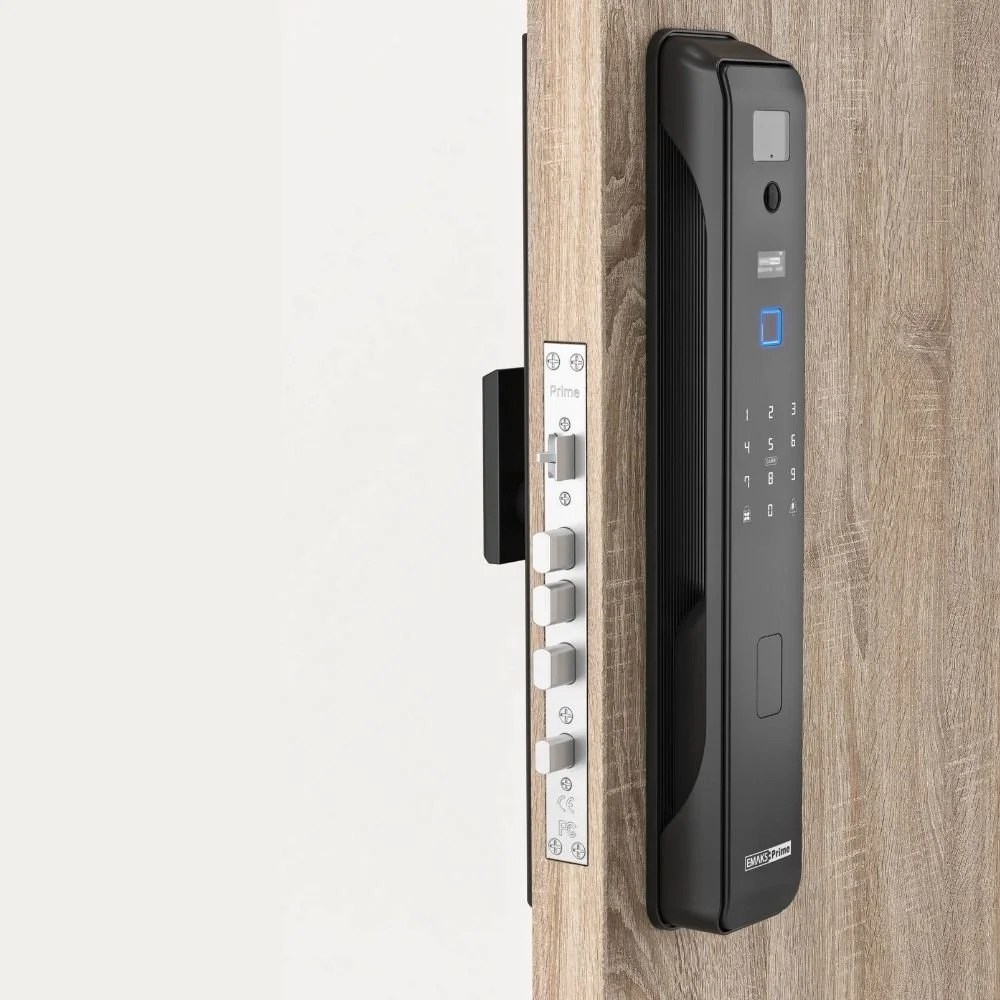 Akıllı ev güvenlik sistemi bileşenleri arasında siyah bir panel, metal bir plaka ve ahşap bir yüzey üzerinde beş adet gümüş renkli anahtar veya düğme bulunmaktadır.