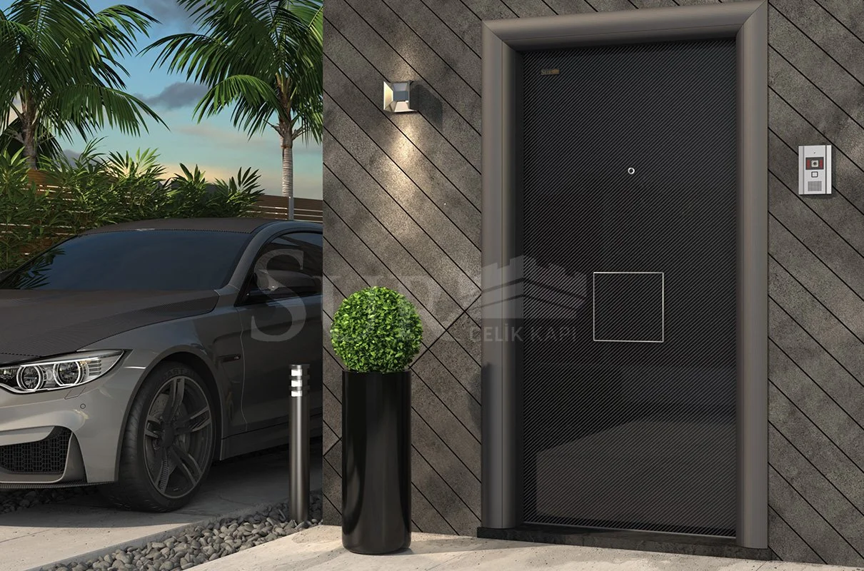 Siyah kapılı, duvara monte interkomlu, dış mekan aydınlatmalı, yeşil saksılı bitkili, park halinde koyu gri spor arabalı, palmiye ağaçlı ve bulutlu gökyüzü olan modern bir ev dış cephesi.