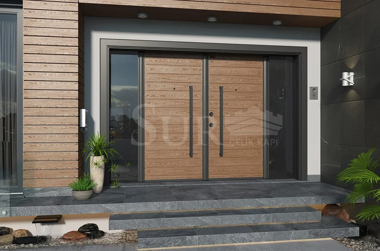 Çift ahşap panelli, siyah metal kulplu, yan cam panelli ve bitki süslemeleriyle bezeli siyah dış duvarlı modern ön kapı.