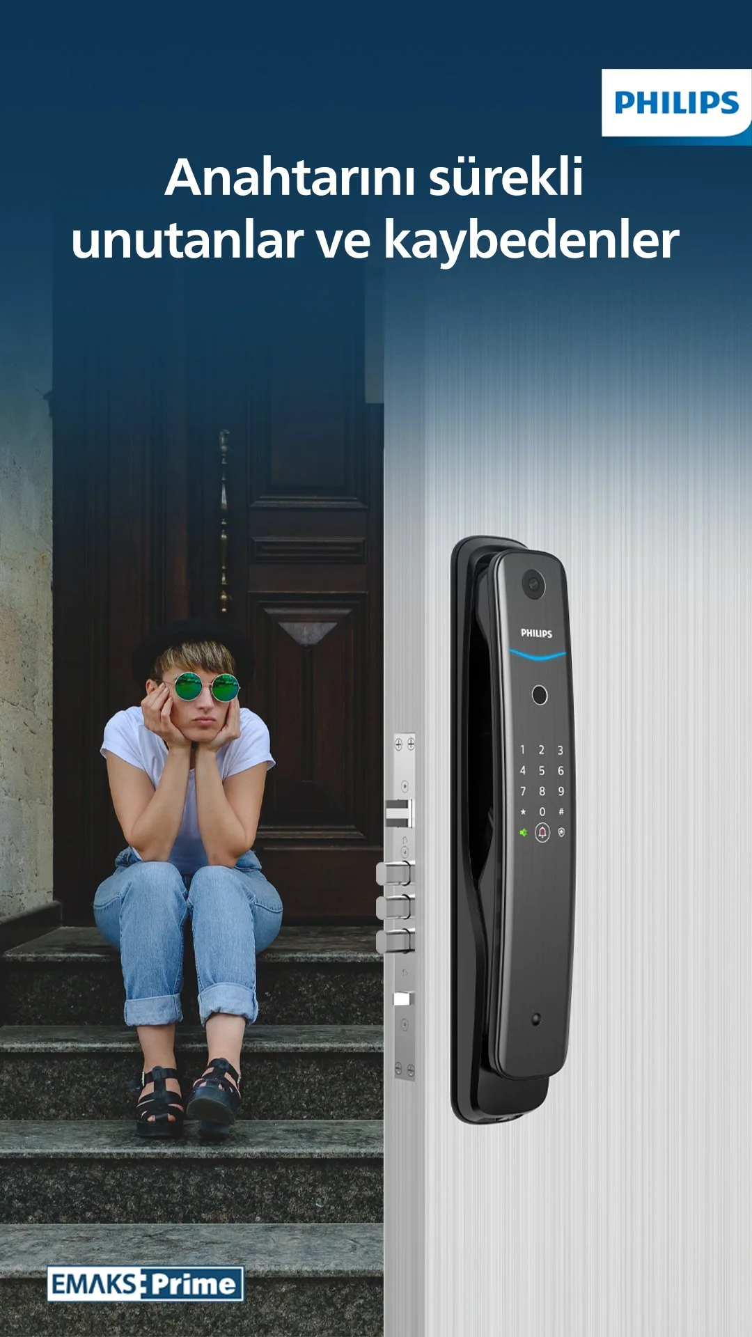 Genç bir kadın, kapının önündeki merdivenlerde oturmuş, sıkılmış veya düşünceli bir ifadeyle bakıyor; yanında ise akıllı kilit teknolojisini tanıtan modern bir dijital kapı kilidi arayüzü bulunuyor.