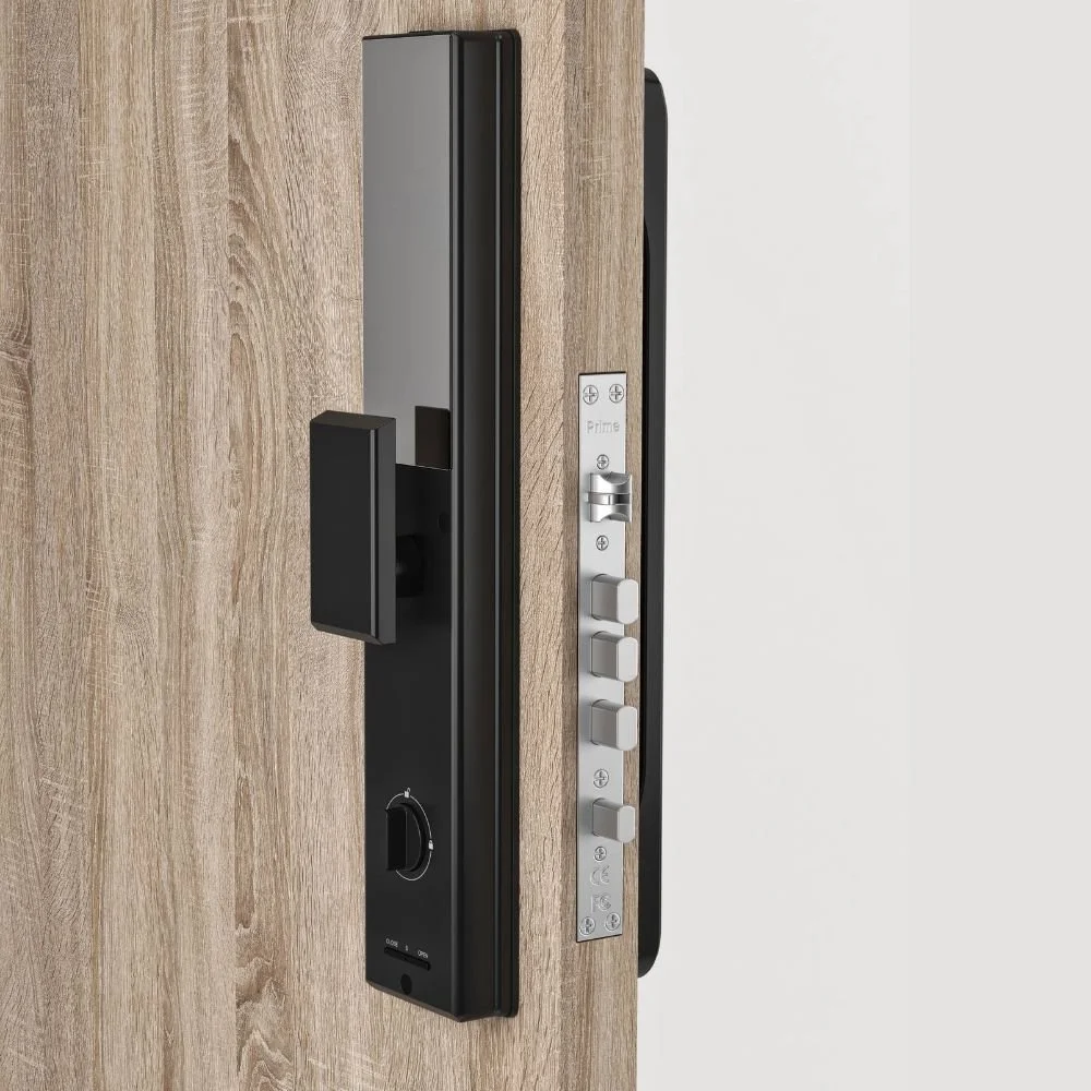 Ahşap bir kapı üzerindeki tuş takımlı modern bir elektronik kapı kilidinin yakın çekim görüntüsü.